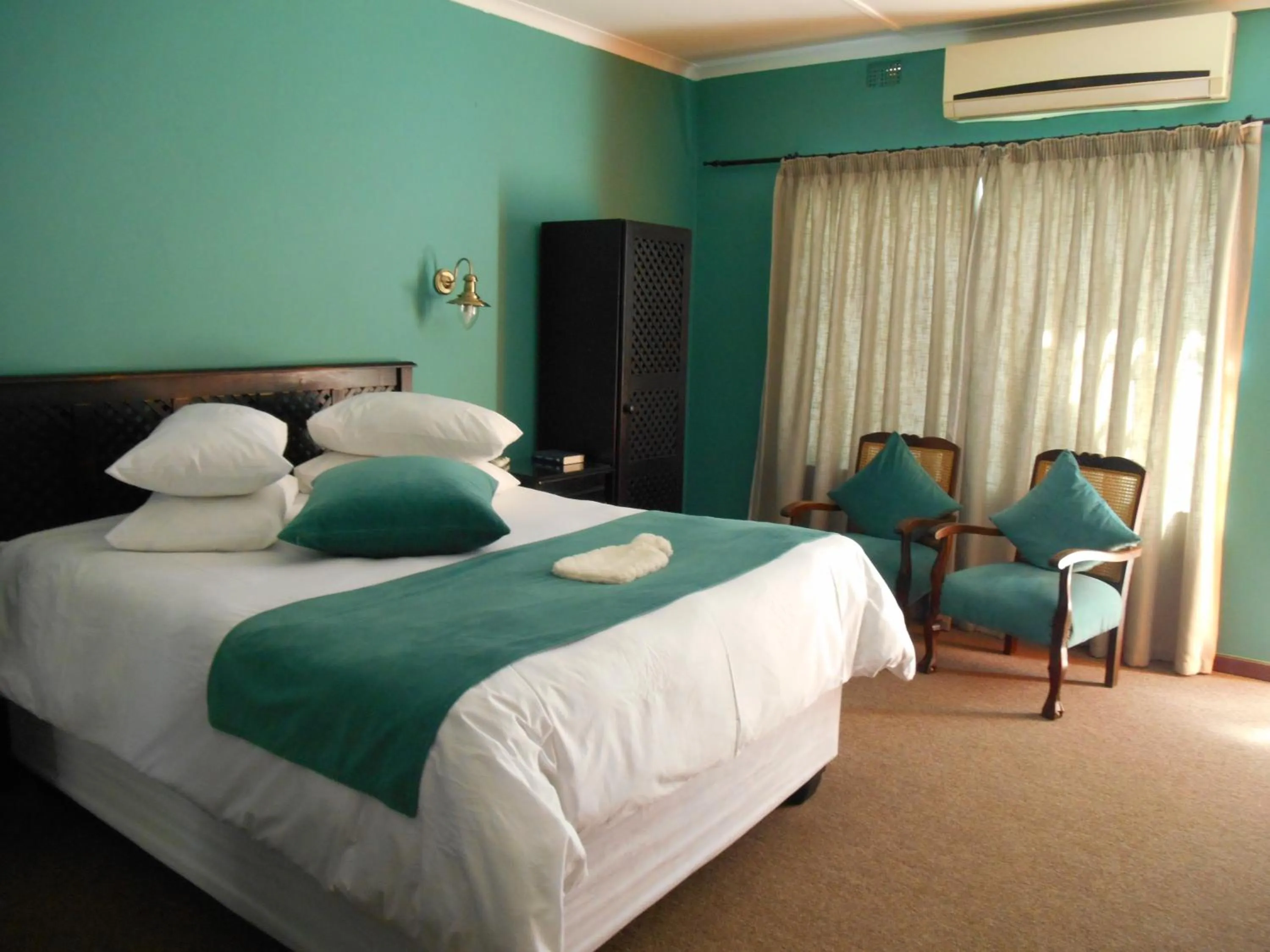 Property building, Bed in Obesa Lodge