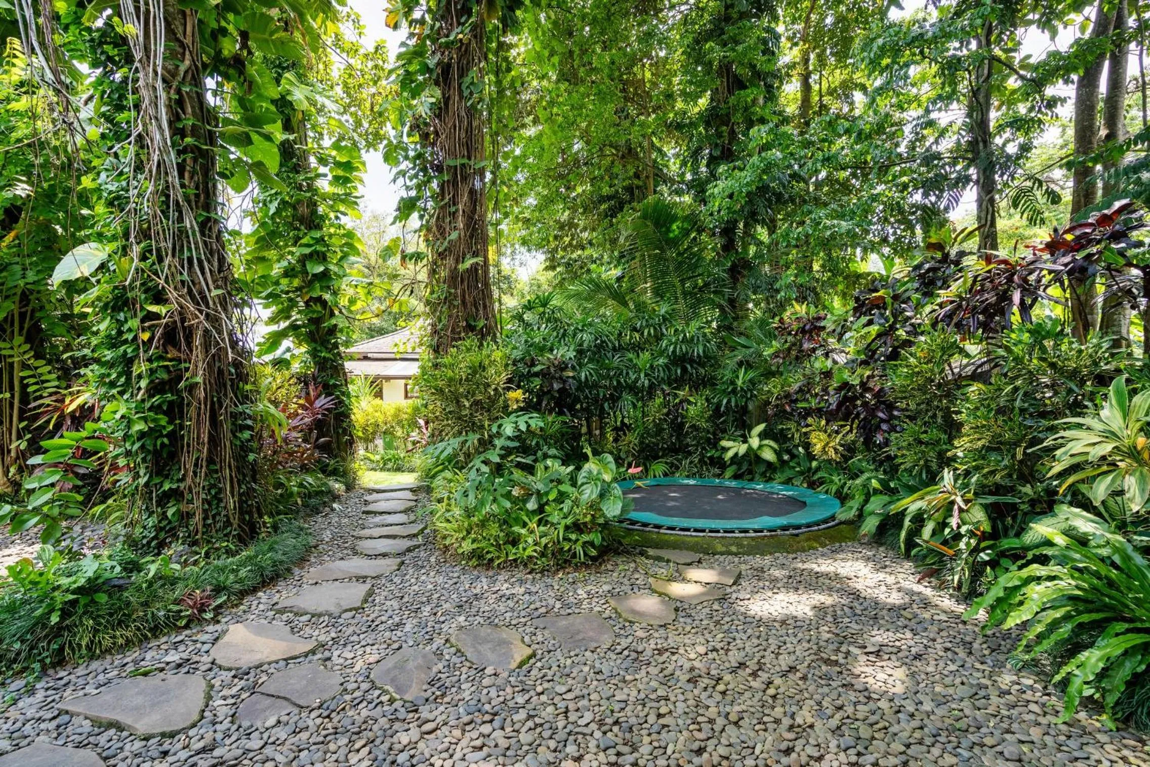 Garden in Aalaya Villa by Betterplace