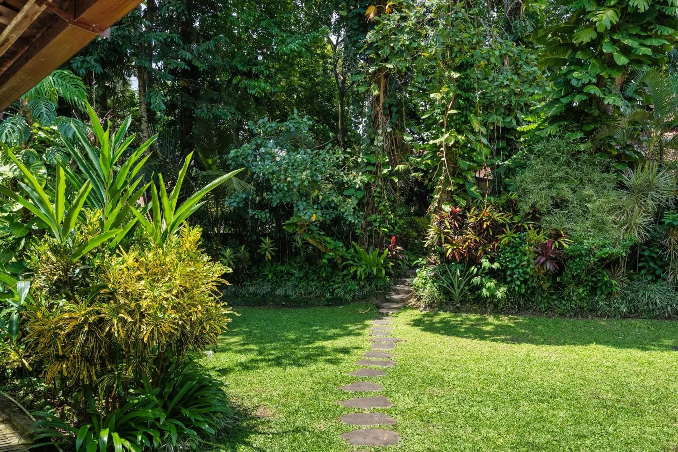 Garden in Aalaya Villa by Betterplace