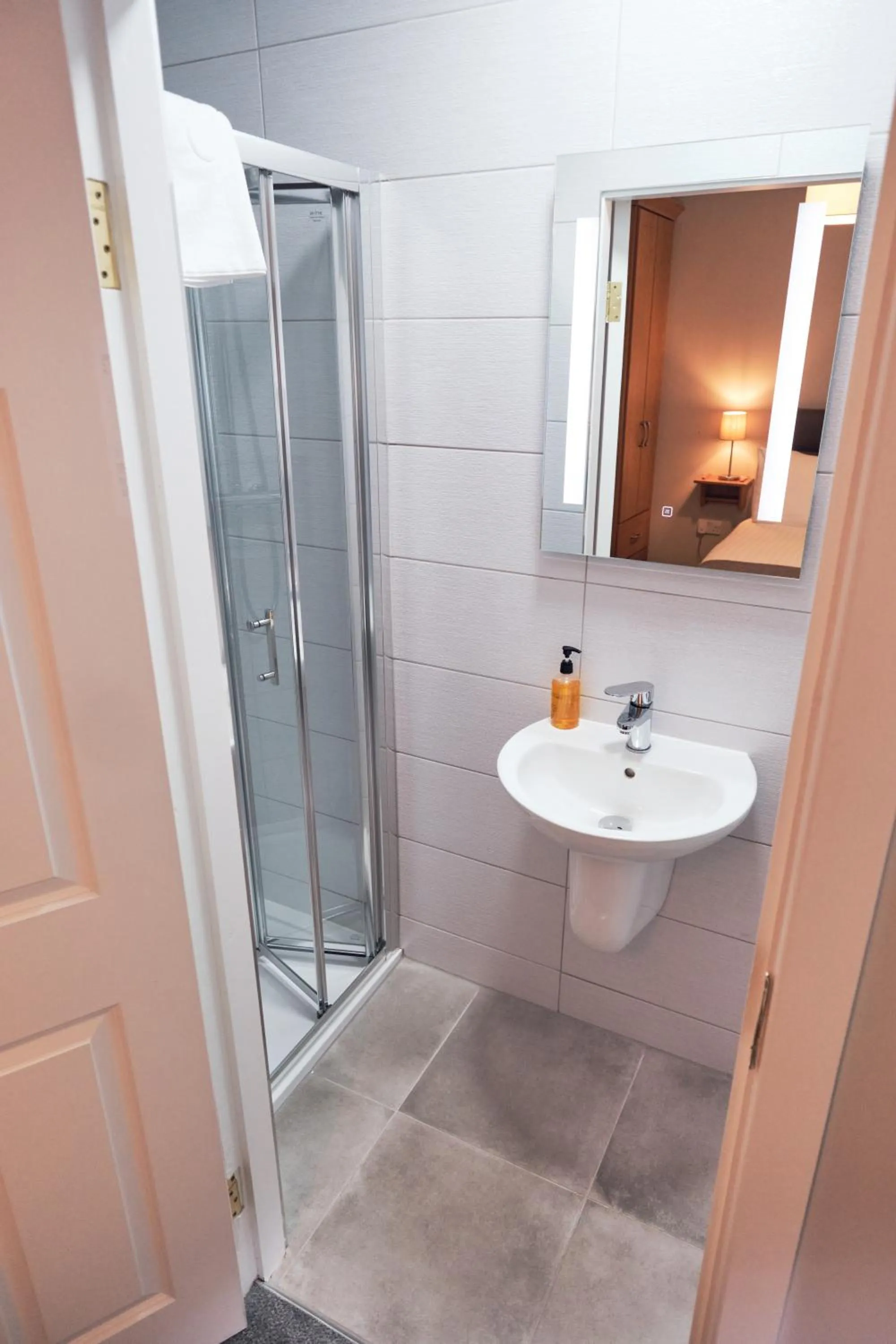 Shower in Murphy's Pub and Bed & Breakfast