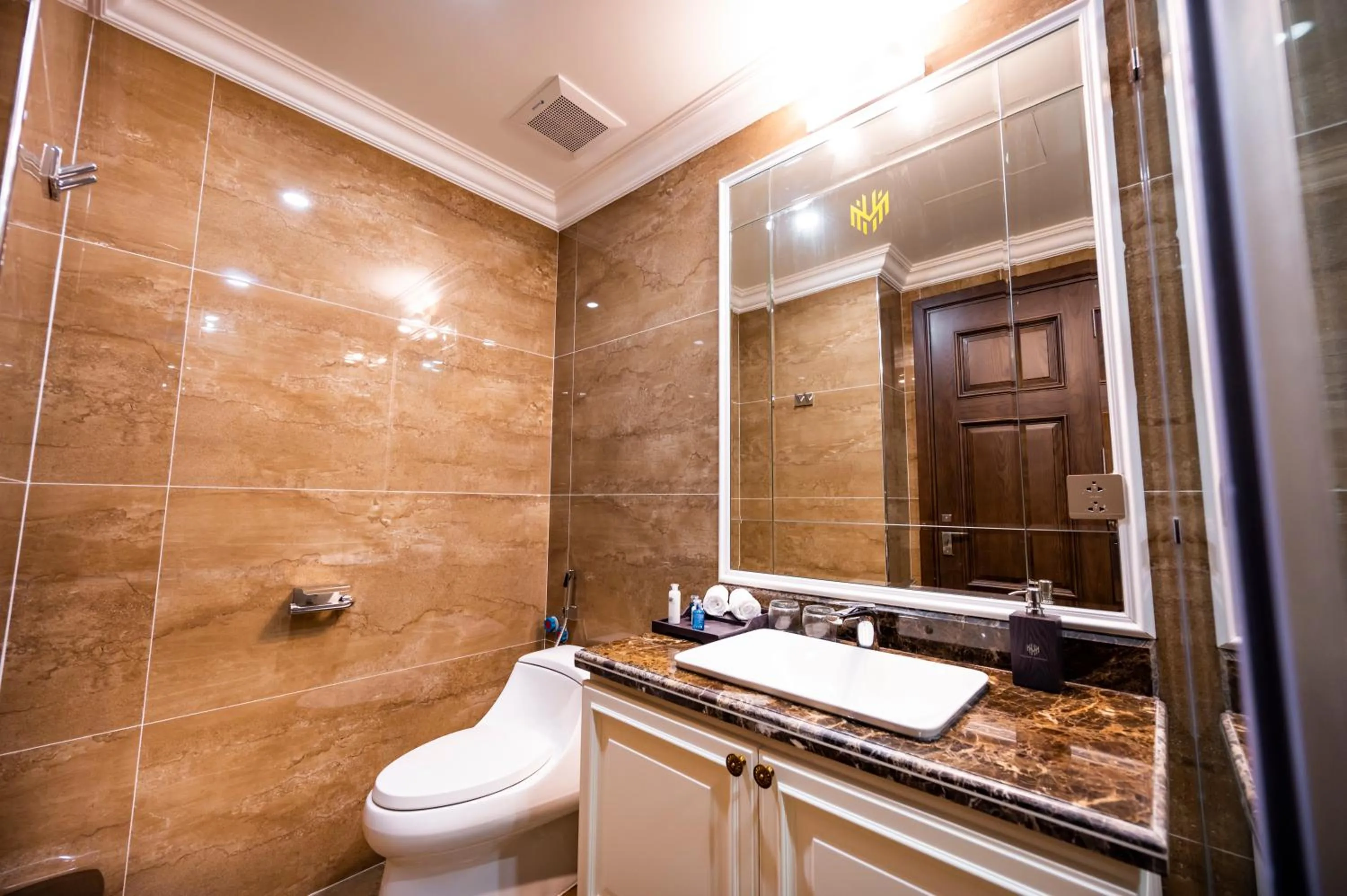 Toilet in MADELISE HOTEL&APARTMENT