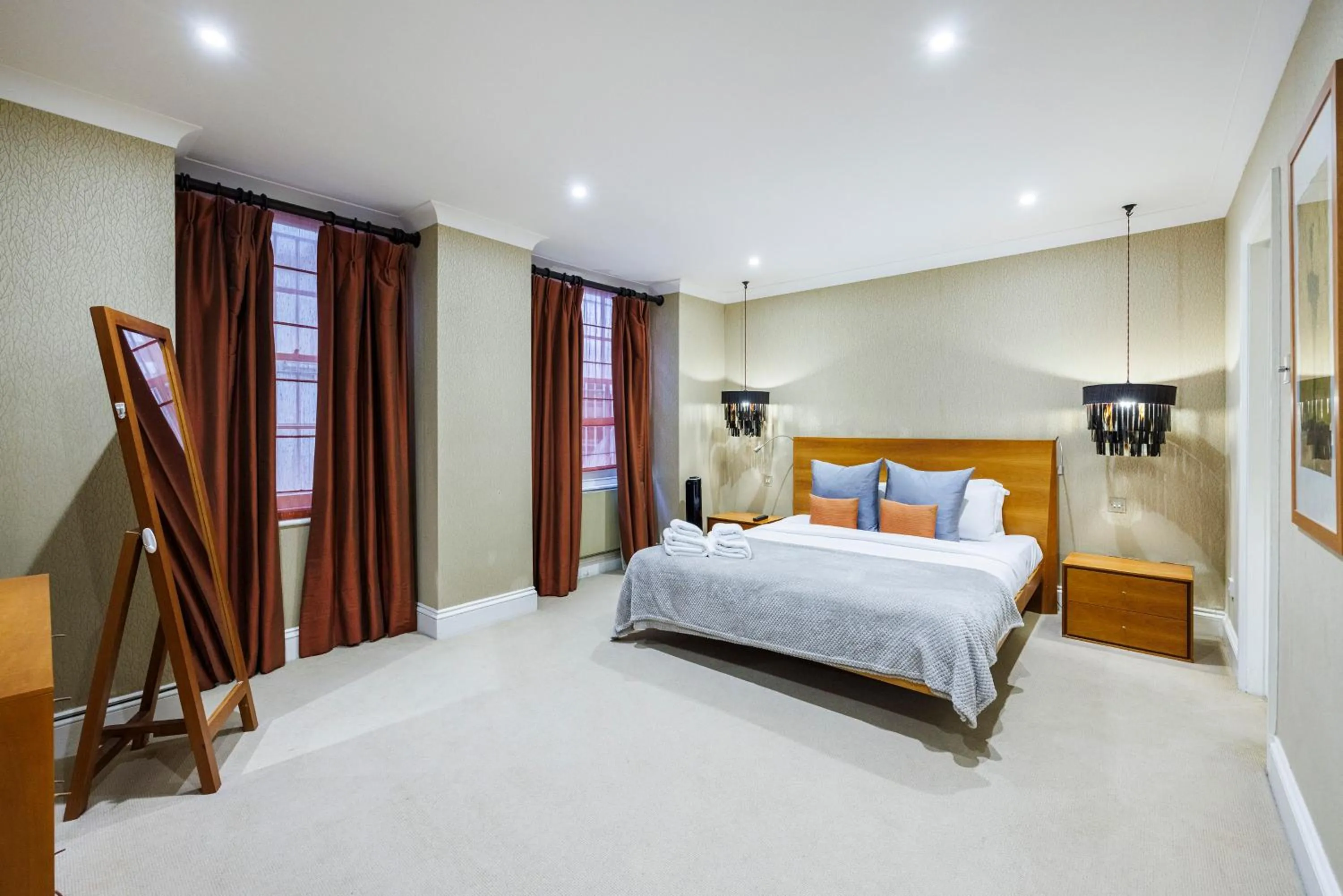 Hyde Park Hideaway Sleeps 6