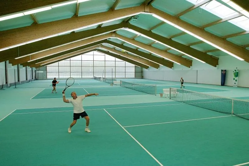 Tennis court in Sporthotel Neuruppin - Apartmenthaus mit Ferienwohnungen