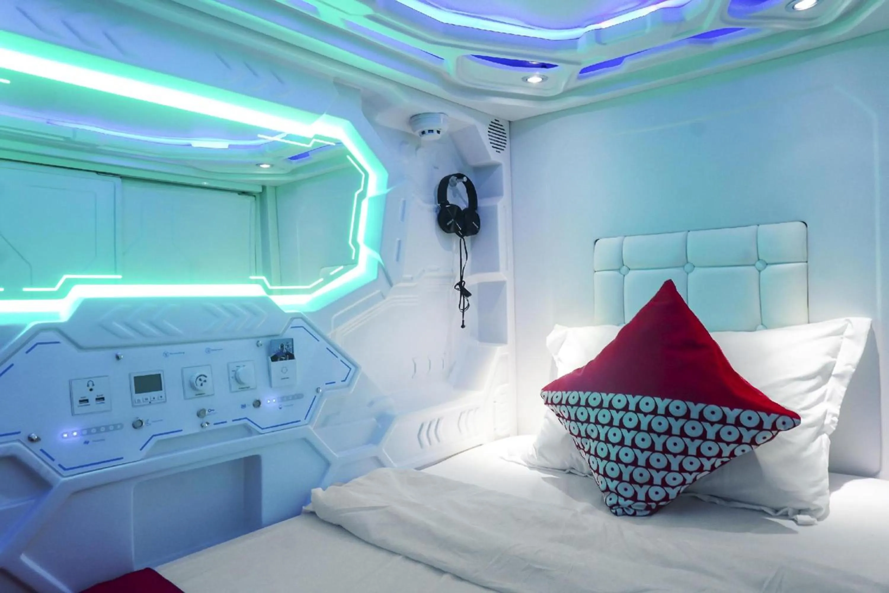 Bedroom, Bed in Hotel O Fiducia Capsule Hotel