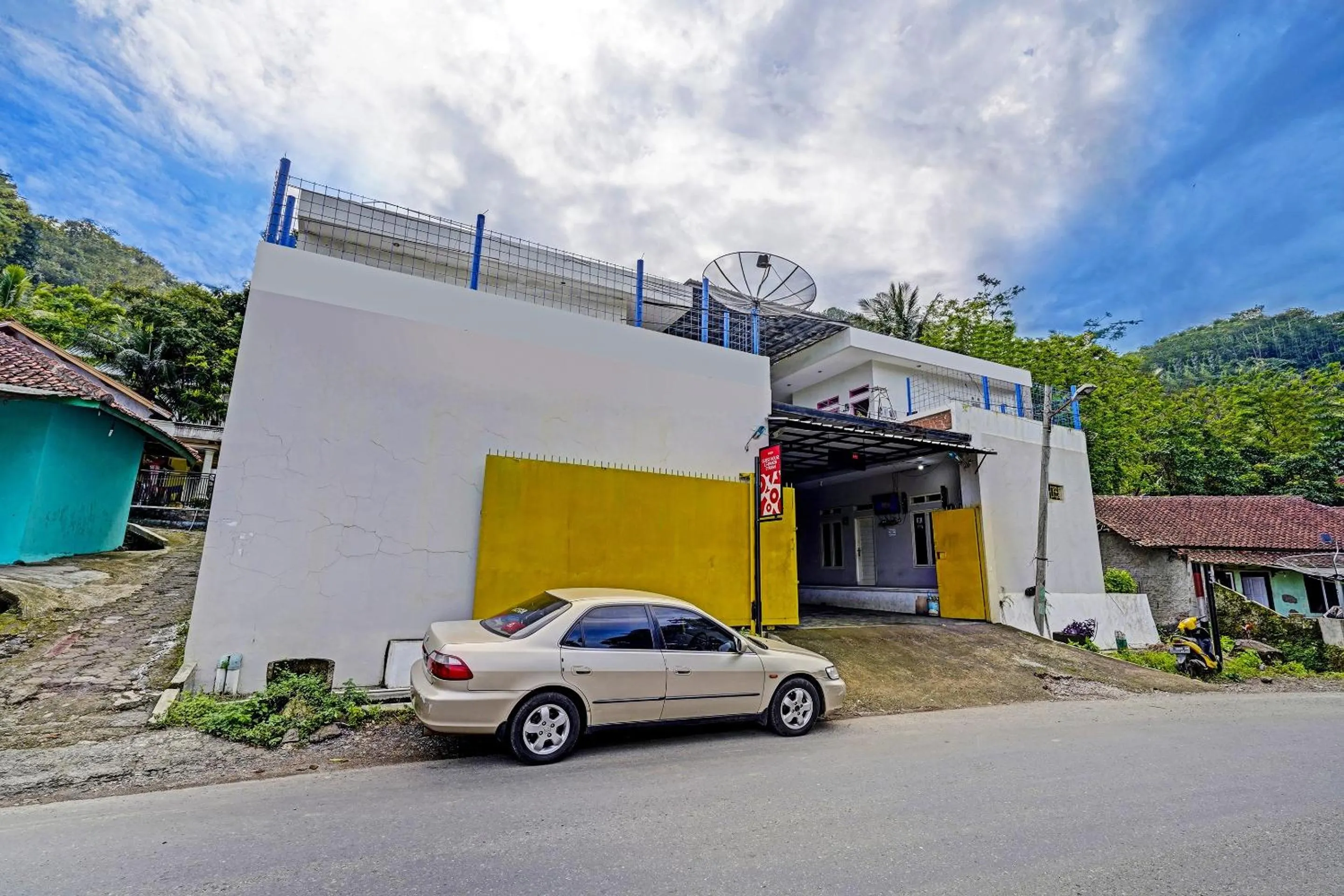 Facade/entrance in OYO 91329 Guest House Le-banon Syariah