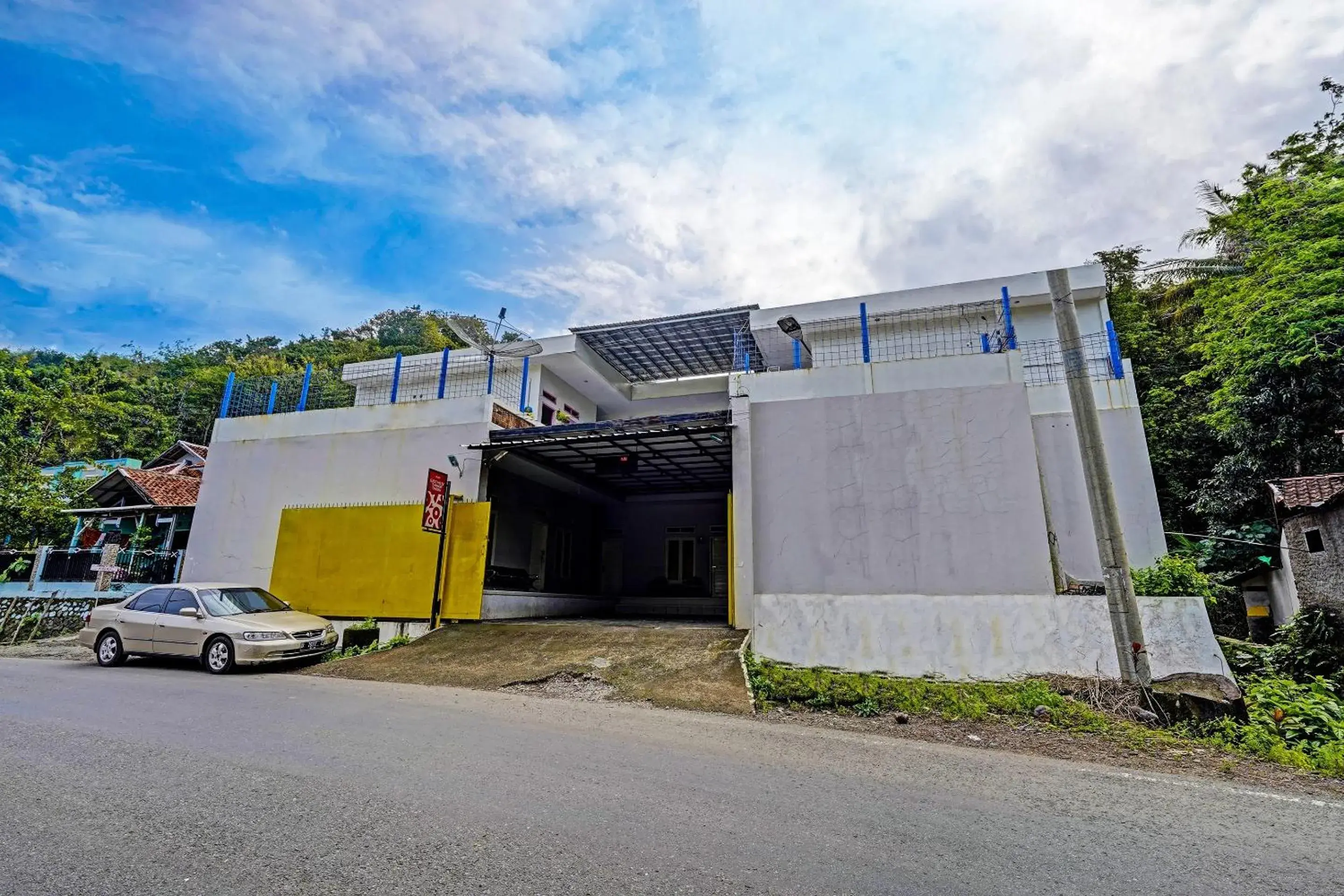 Facade/entrance in OYO 91329 Guest House Le-banon Syariah Facade/entrance in OYO 91329 Guest House Le-banon Syariah