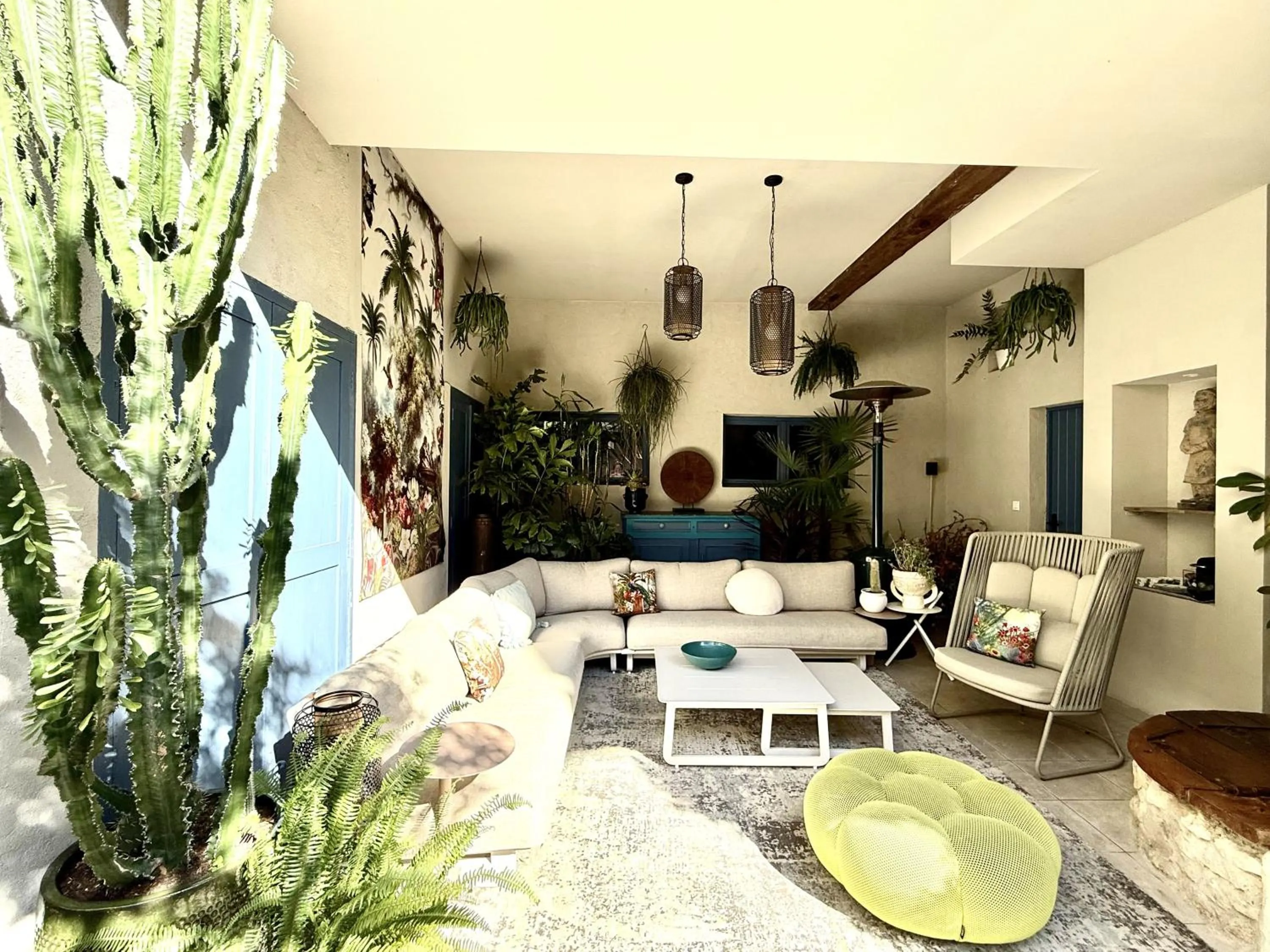 Patio in L'oiseau Bleu suite MERLE BLEU