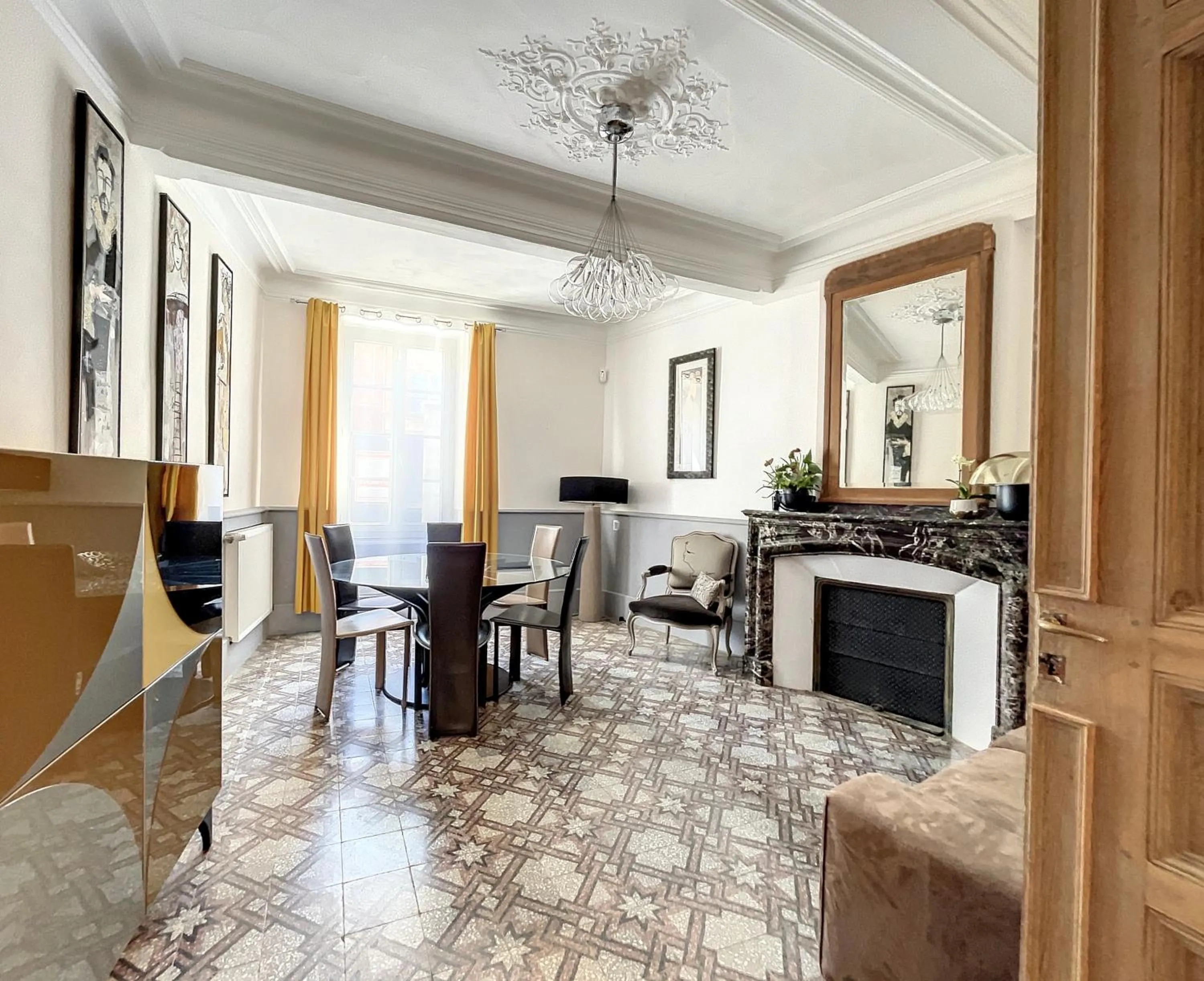 Restaurant/places to eat in L'oiseau Bleu suite MERLE BLEU