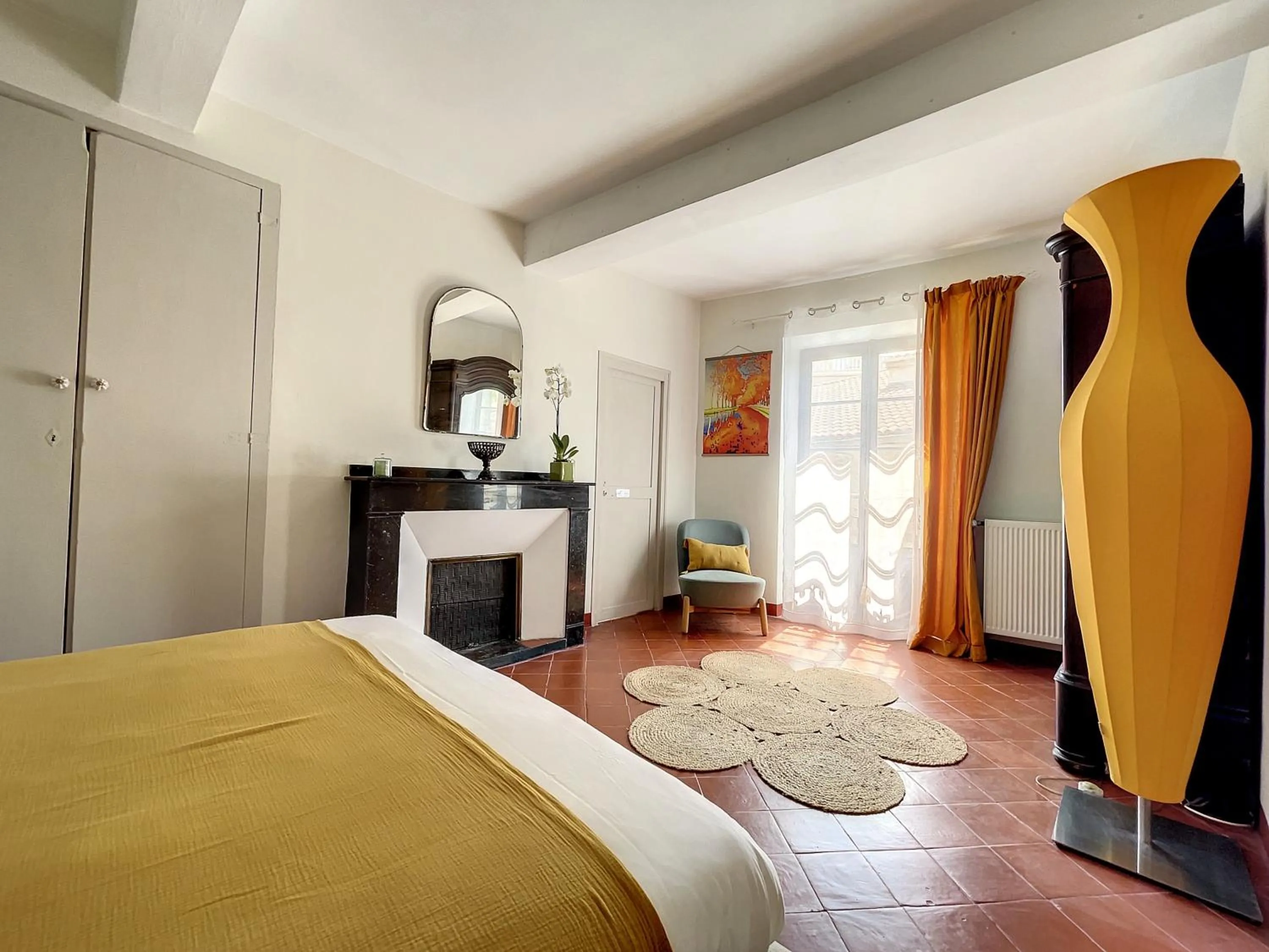 Bed in L'oiseau Bleu suite MERLE BLEU