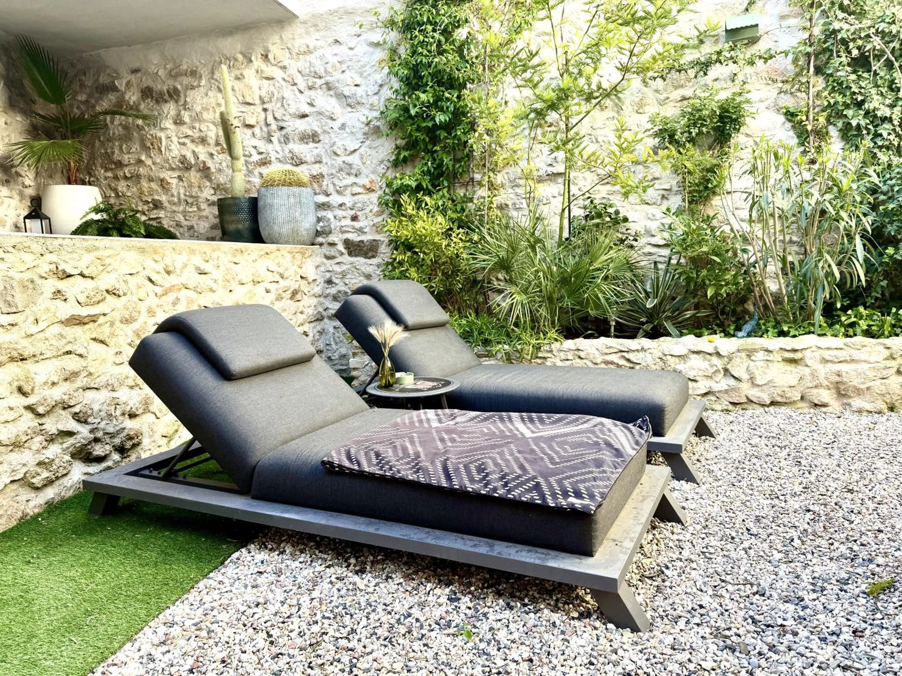 Patio in L'oiseau Bleu suite MERLE BLEU