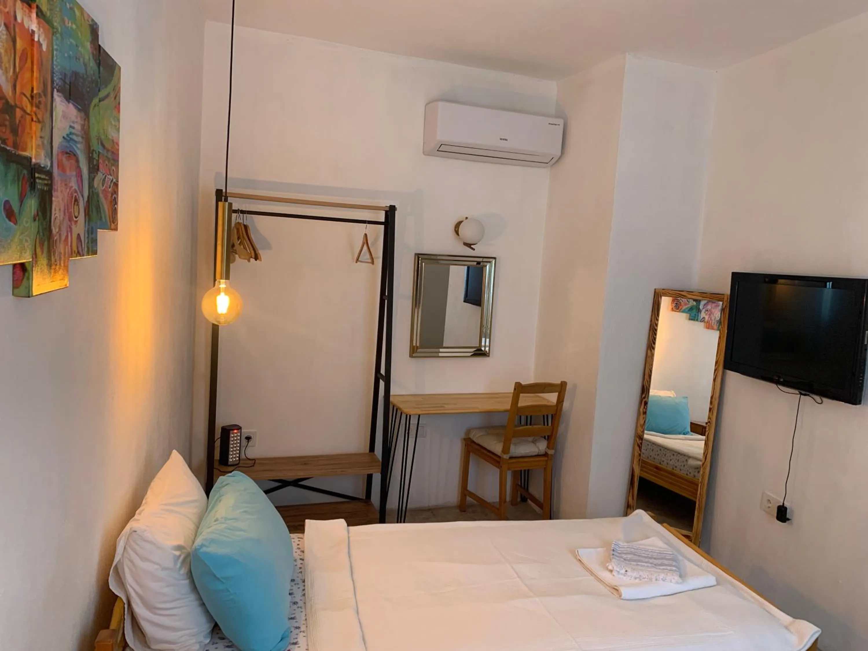 Communal lounge/ TV room, Bed in Arden's House