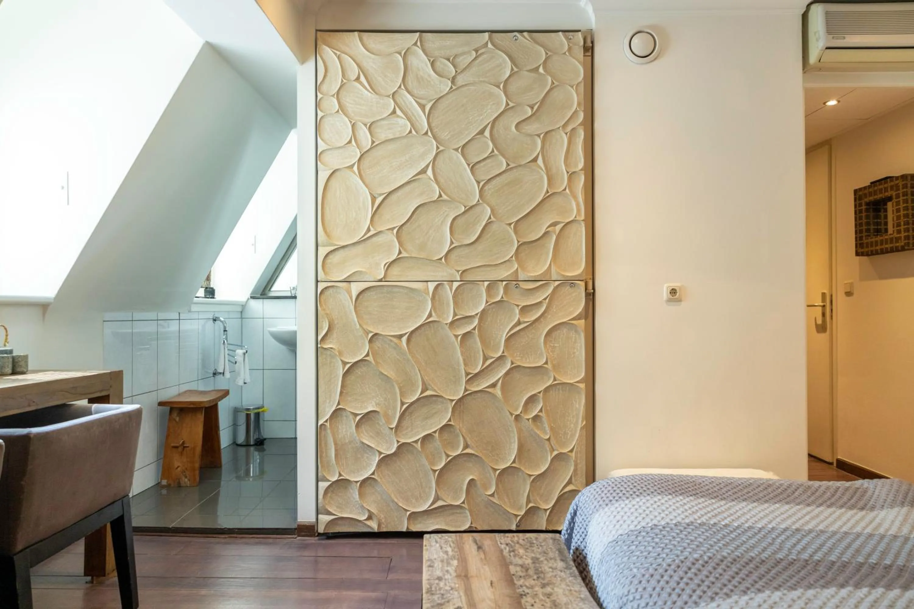 wardrobe in Bouteaque Hotel