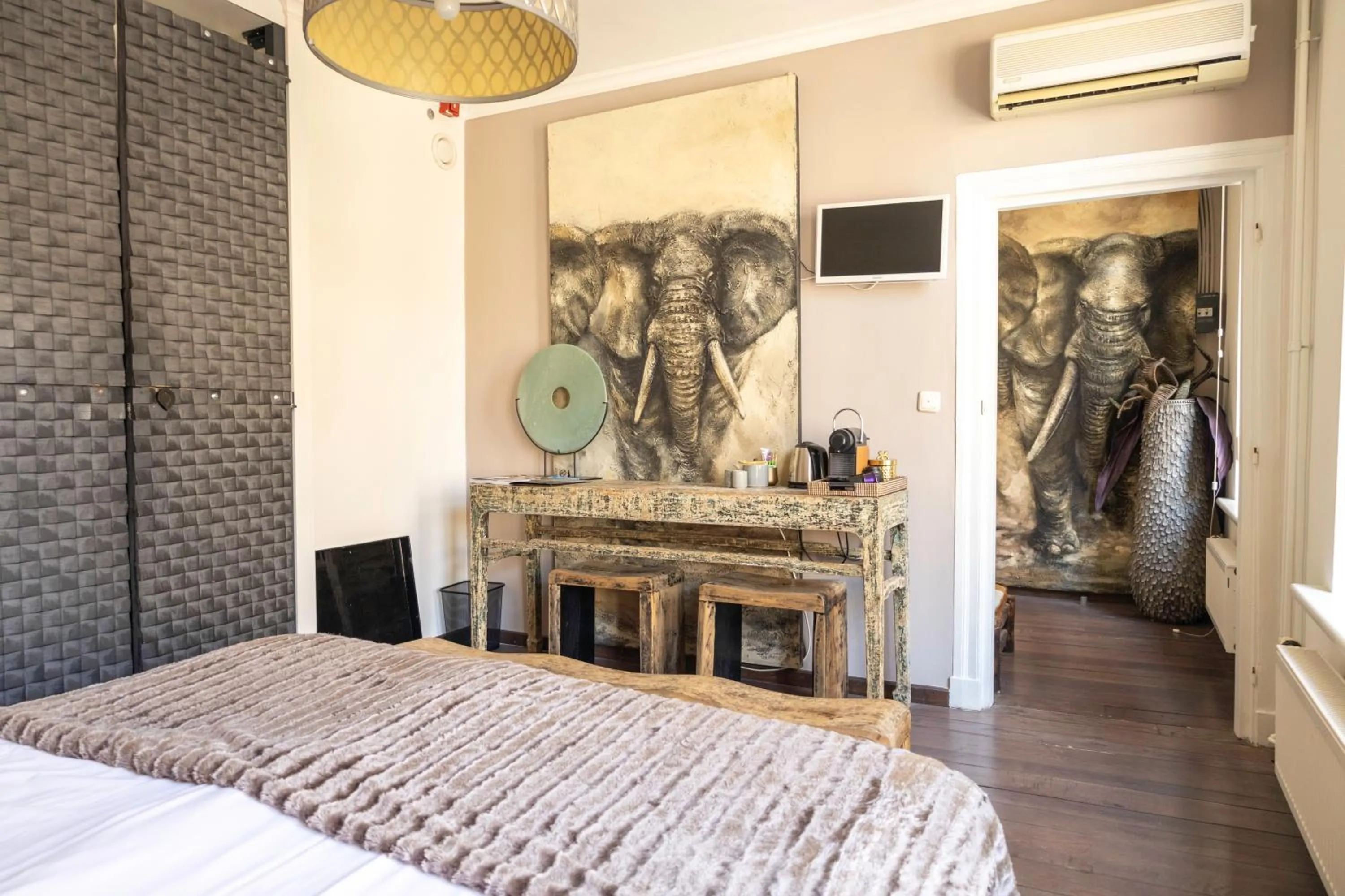 Photo of the whole room, Bed in Bouteaque Hotel