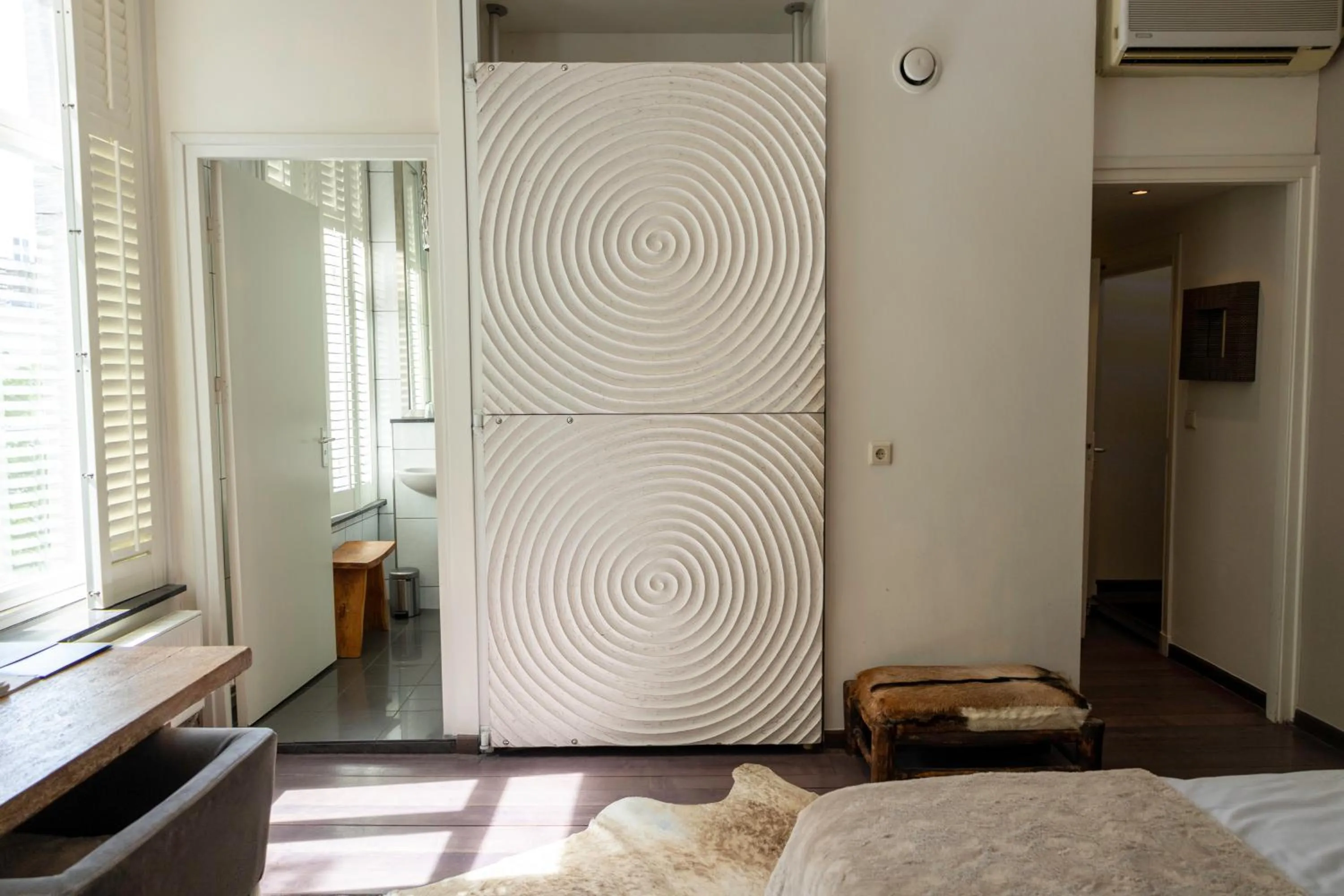 wardrobe, Bed in Bouteaque Hotel