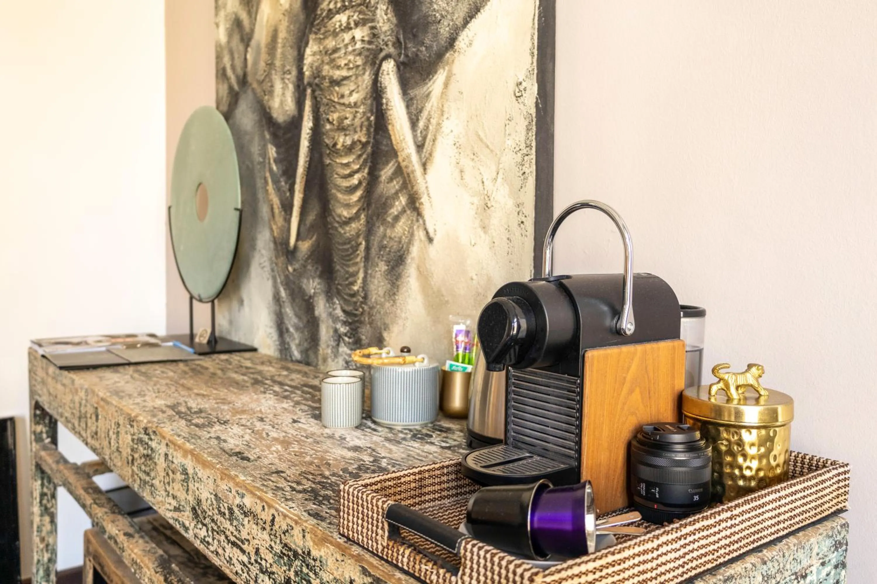 Coffee/tea facilities in Bouteaque Hotel