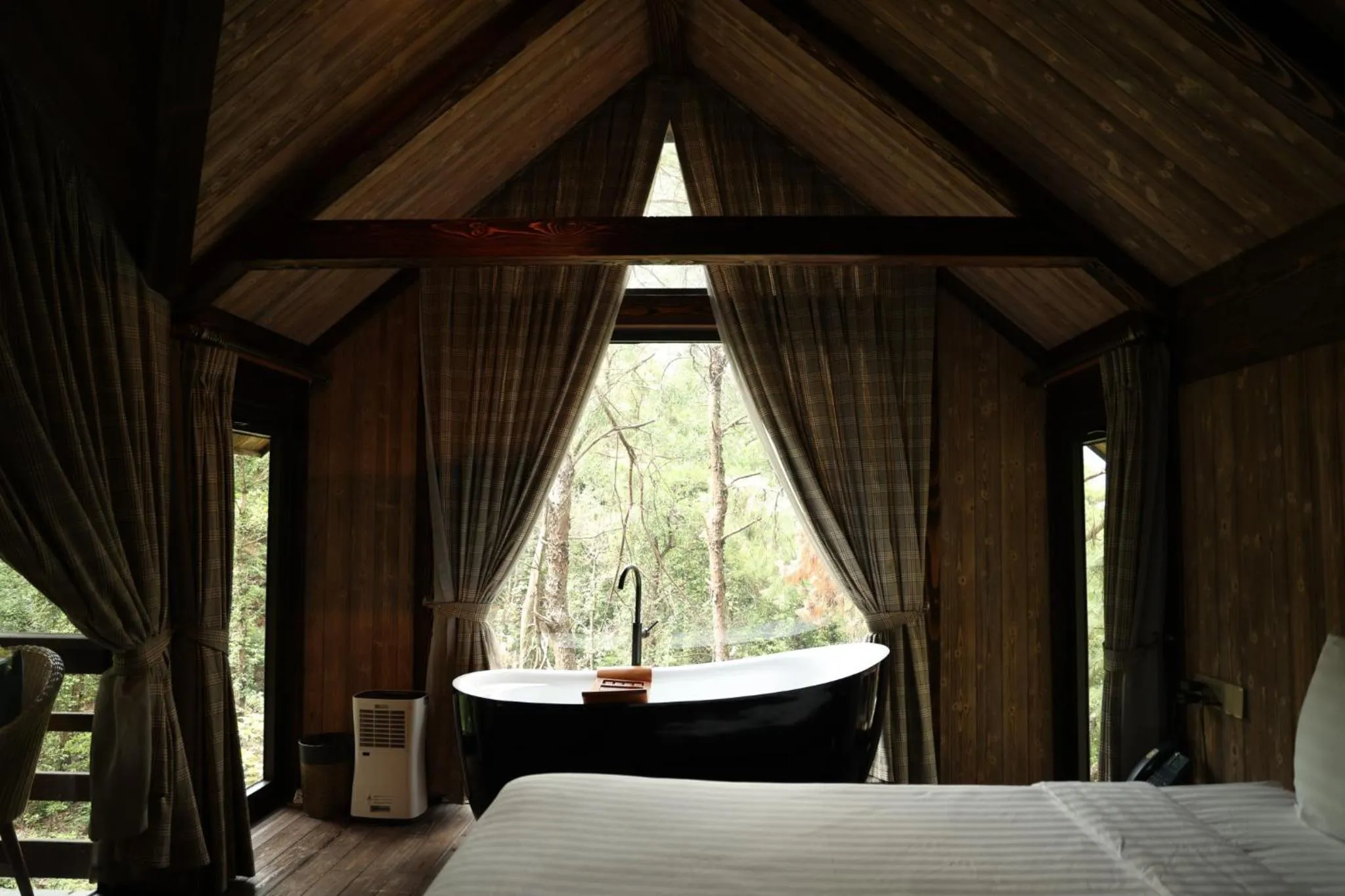 Photo of the whole room, Bed in Amaya Retreat