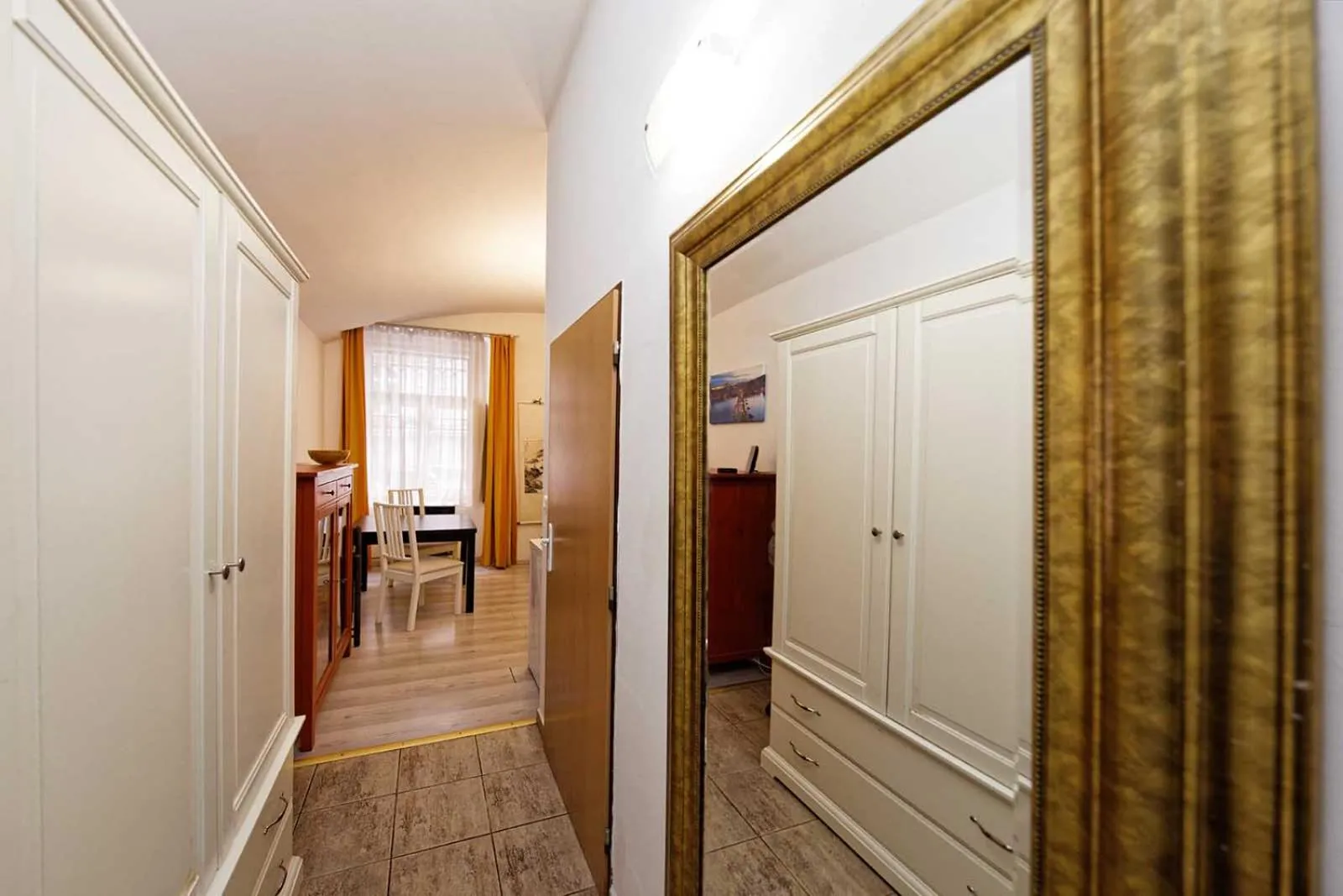 Photo of the whole room in Riverside Apartment