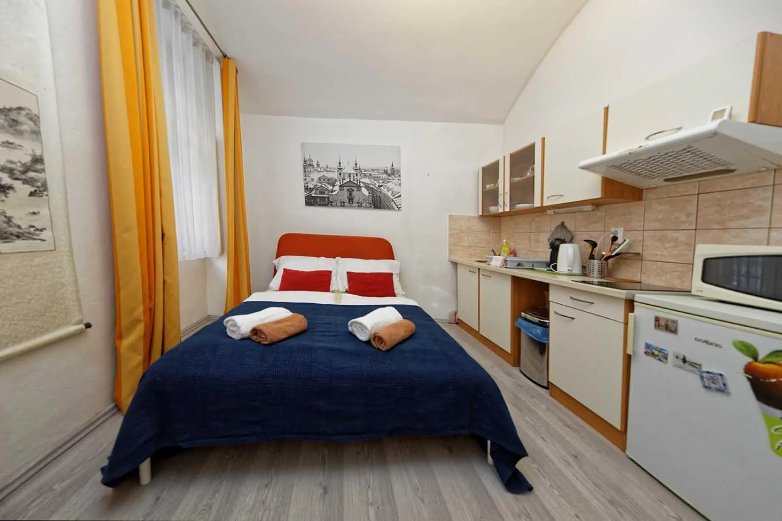 Kitchen or kitchenette, Bed in Riverside Apartment
