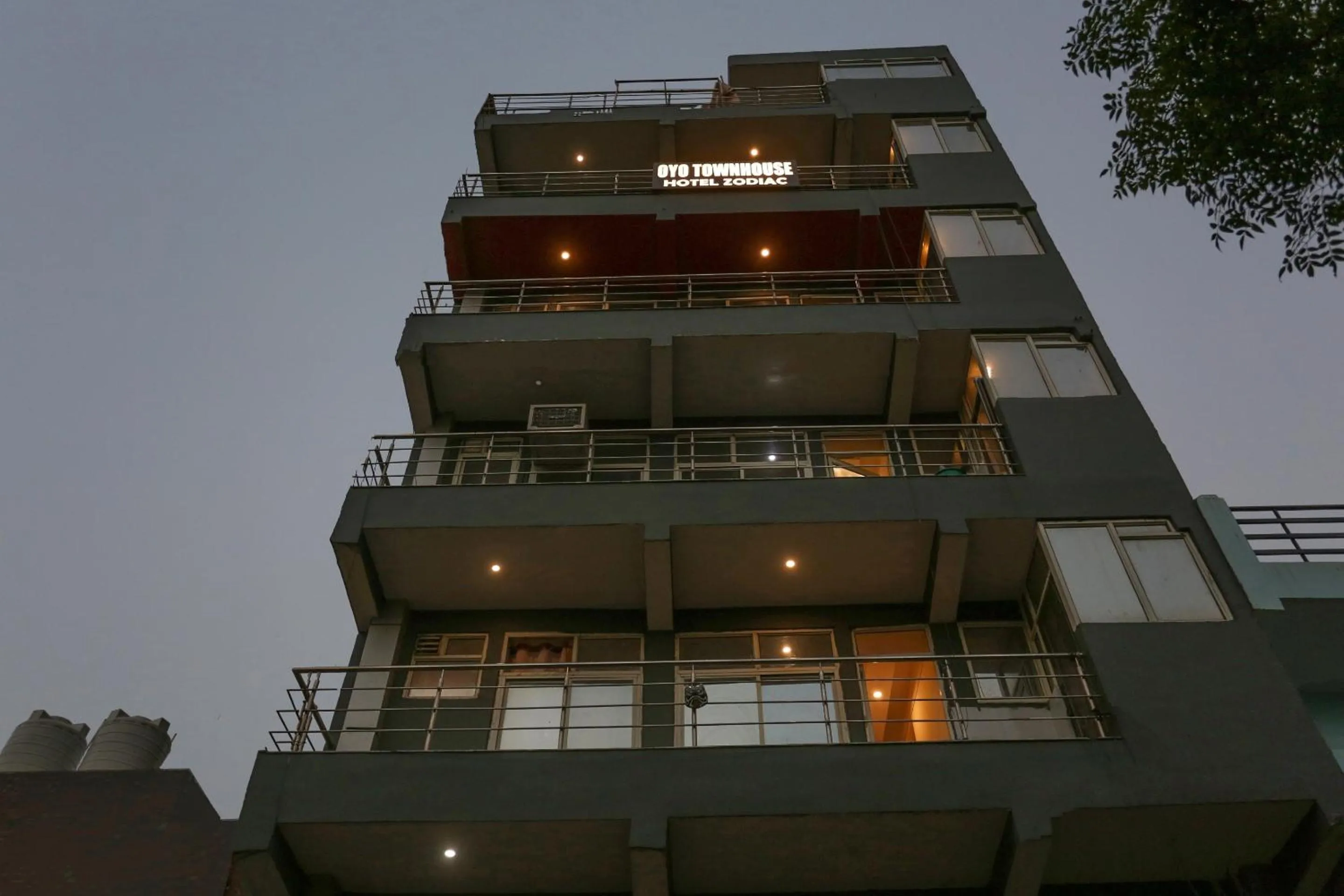 Facade/entrance in Townhouse Zodiac Near Botanic Garden of Indian Republic