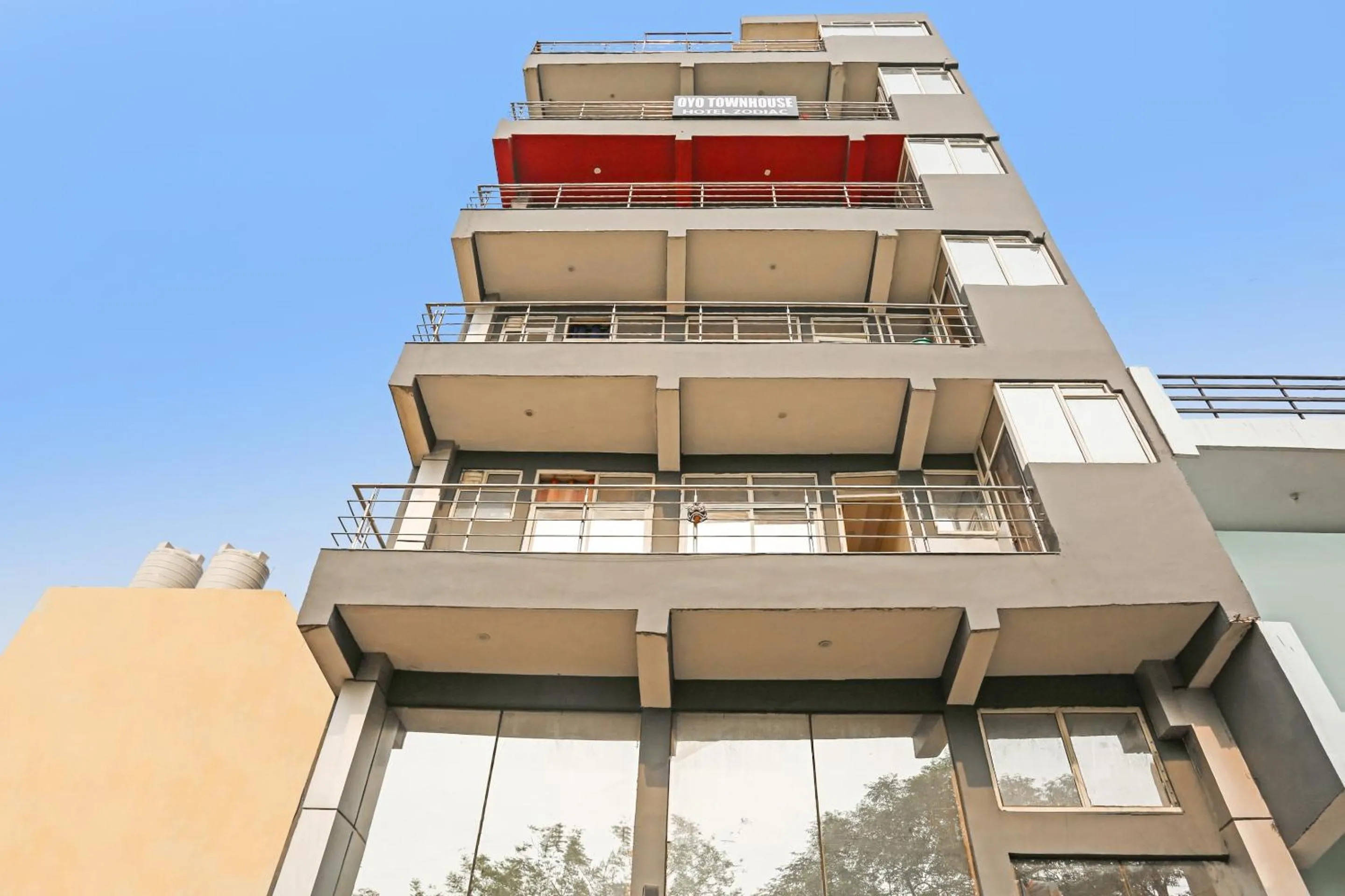 Facade/entrance in Townhouse Zodiac Near Botanic Garden of Indian Republic