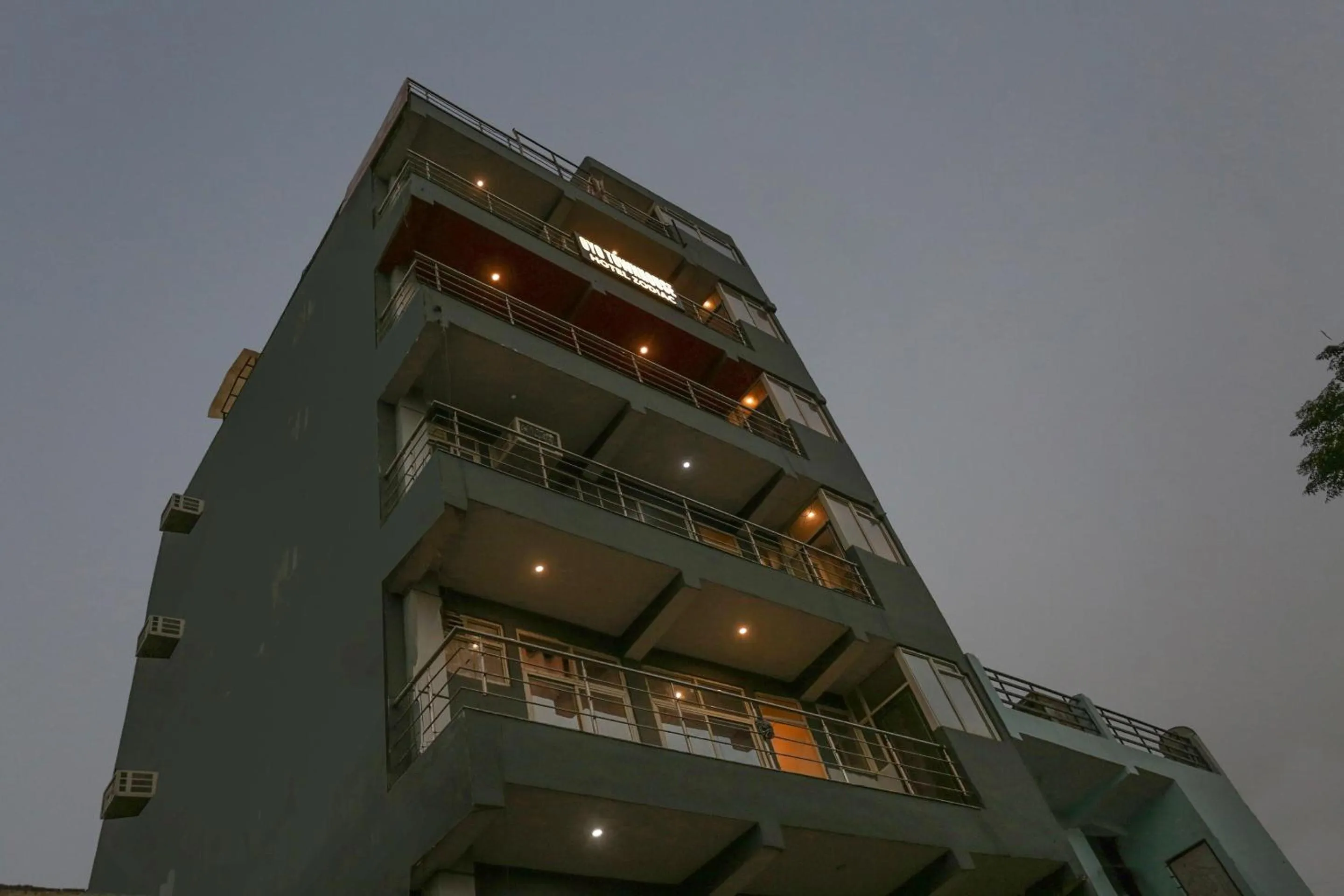 Facade/entrance in Townhouse Zodiac Near Botanic Garden of Indian Republic