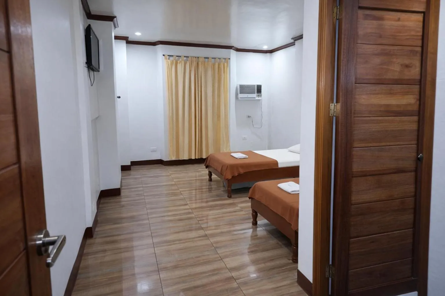 Bed in La Elliana Hotel & Restaurant, Inc.