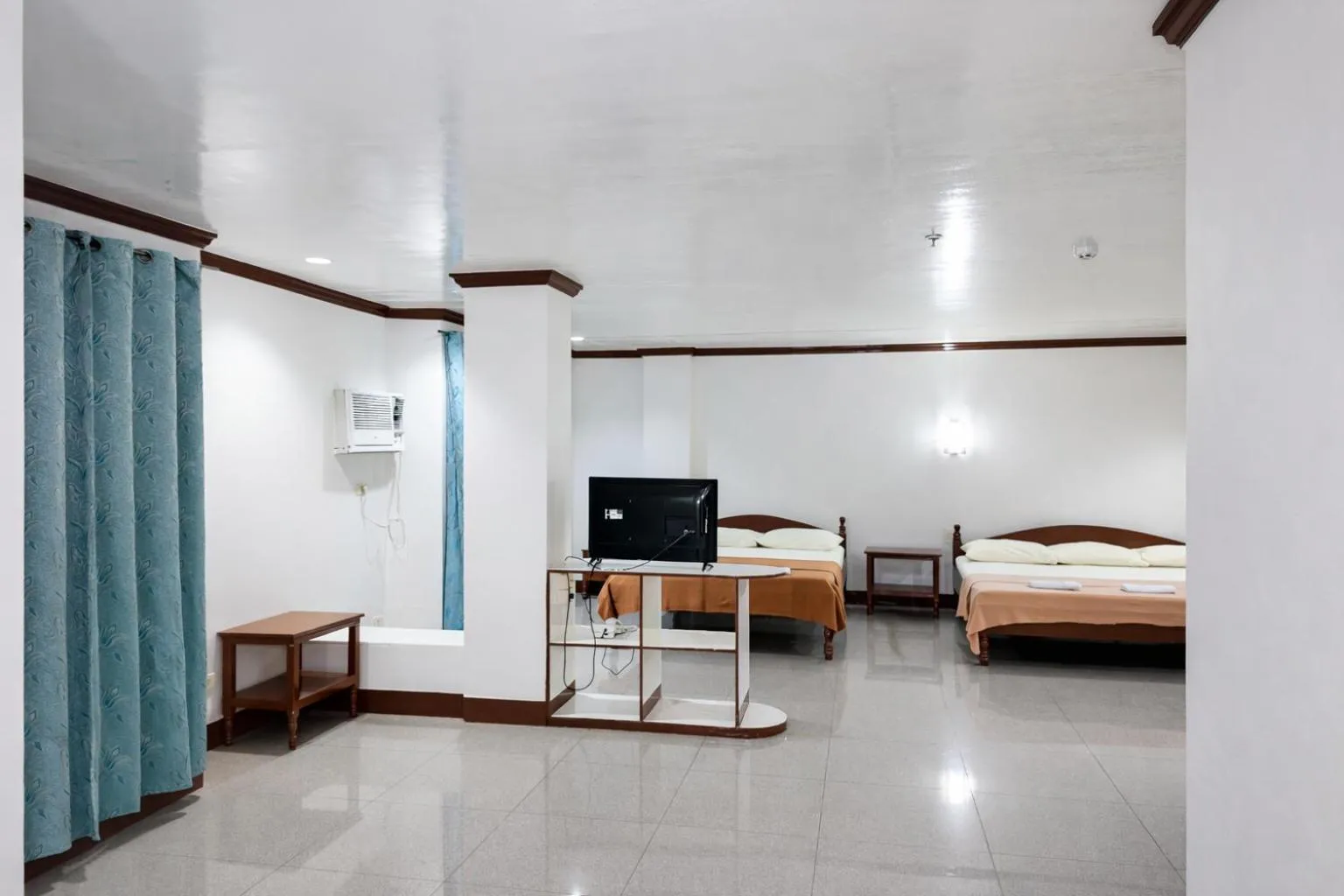 Bed in La Elliana Hotel & Restaurant, Inc.