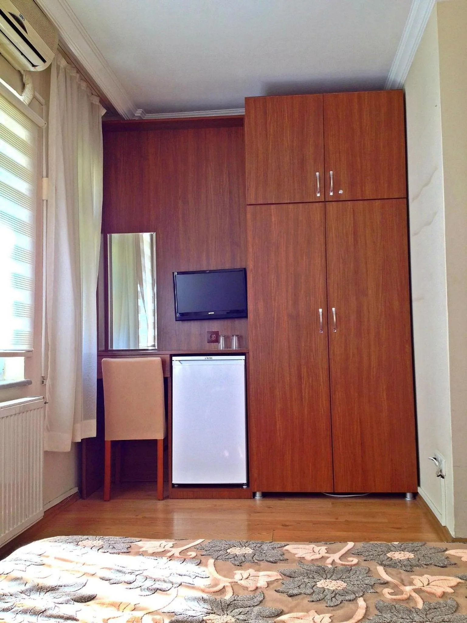 TV and multimedia, TV/Entertainment Center in Sultan's Inn