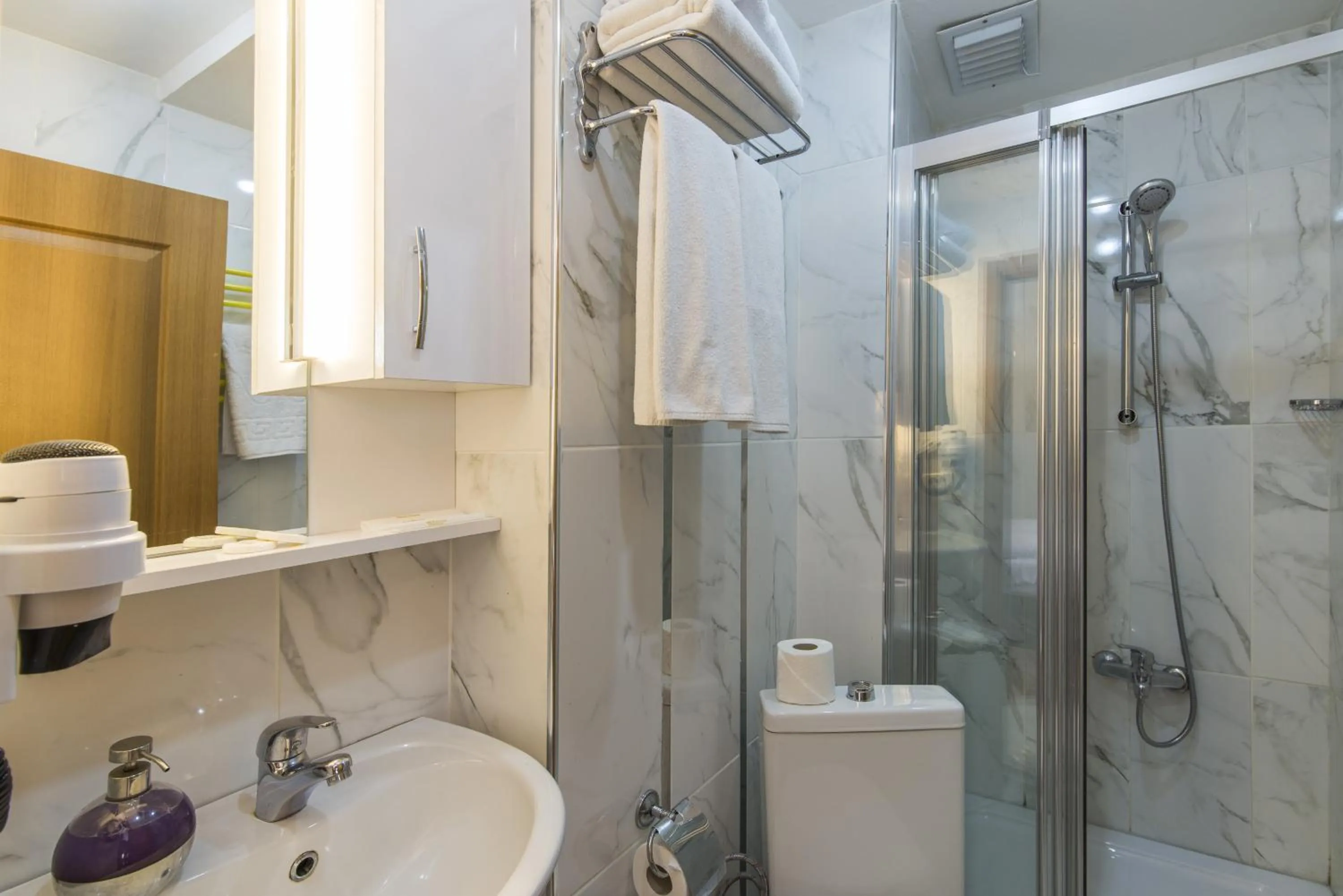 Shower, Bathroom in Sultan's Inn