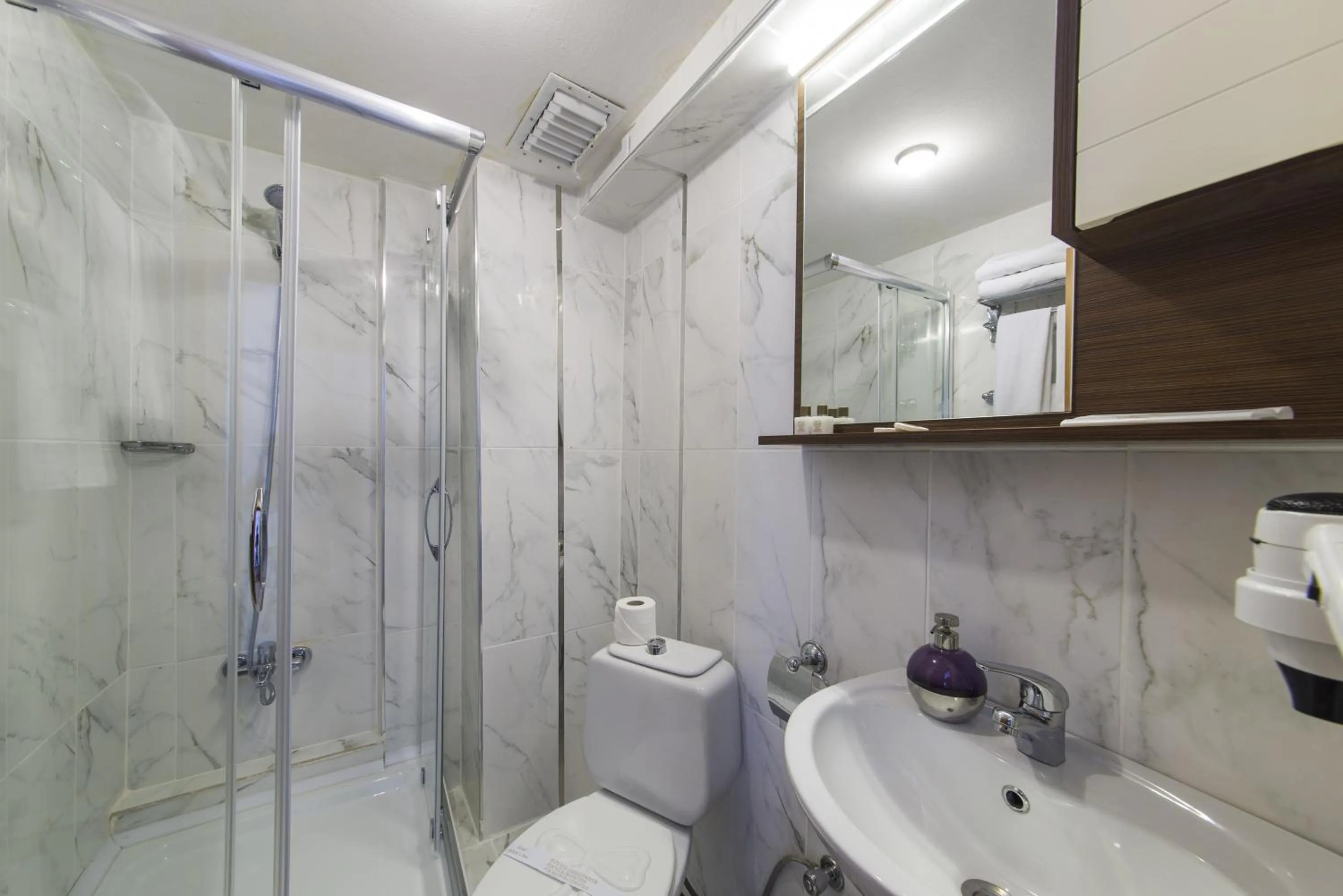 Bathroom in Sultan's Inn