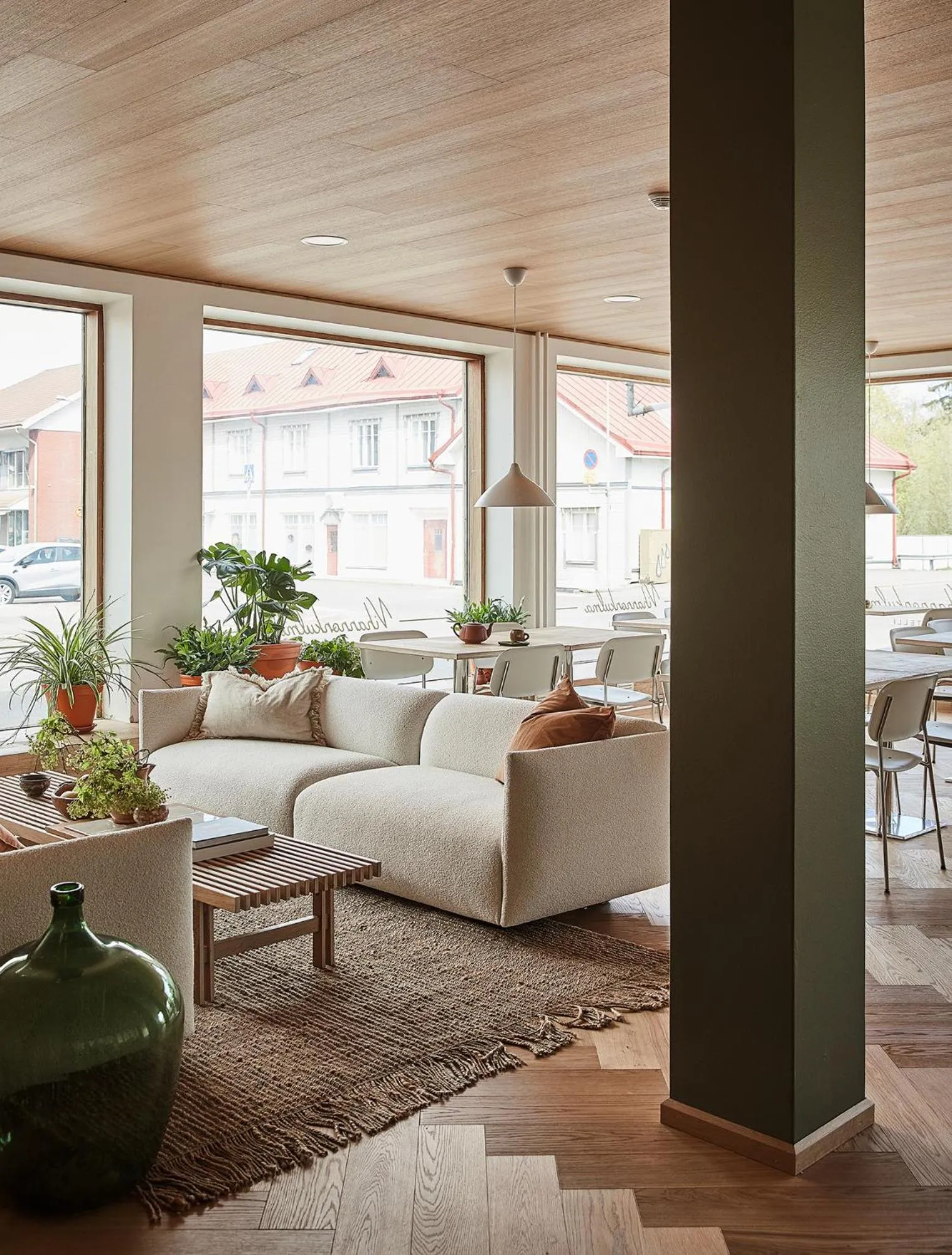 Communal lounge/ TV room in Hotelli Vihannonkulma