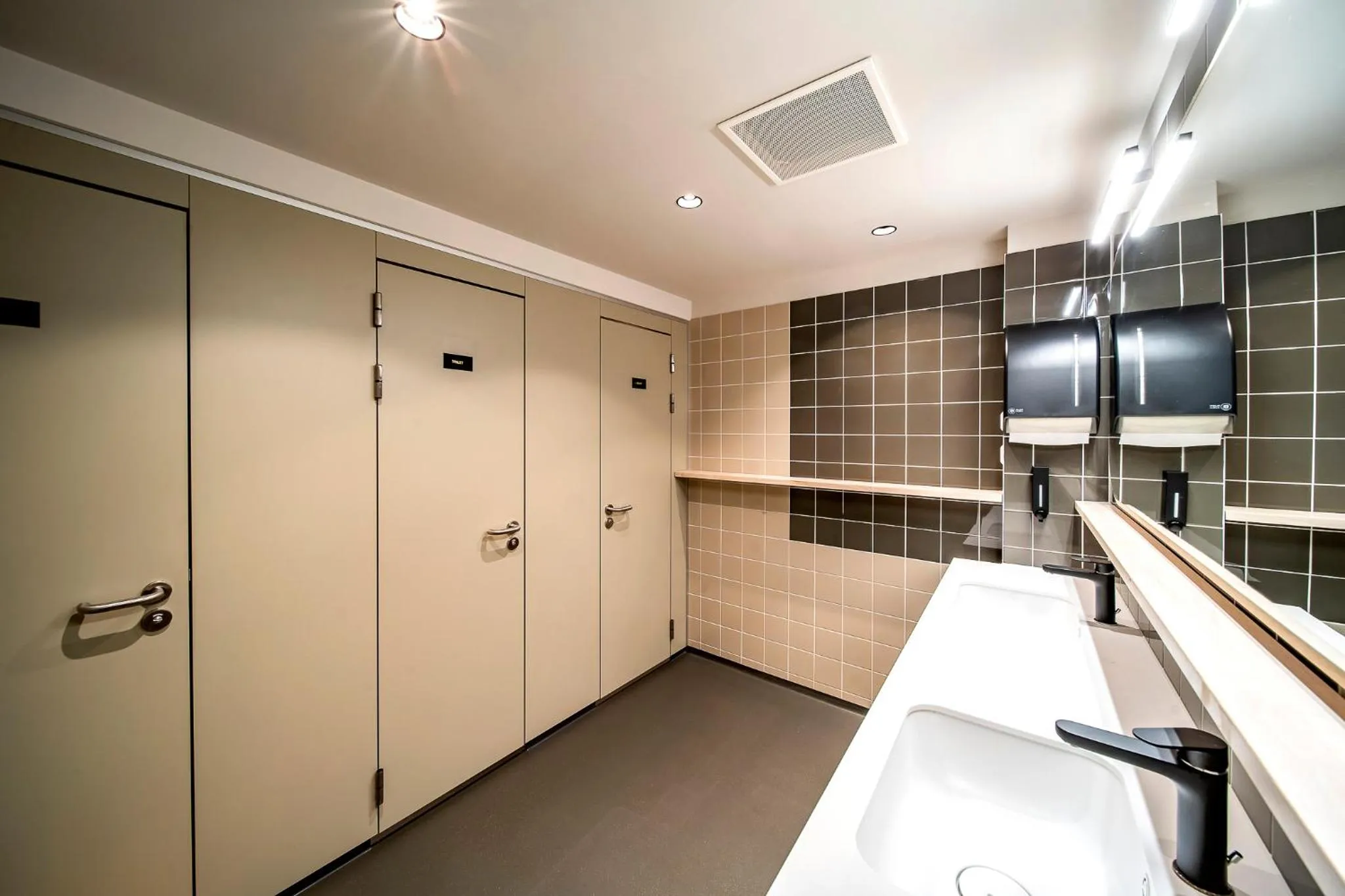 Toilet in The Bee Hostel