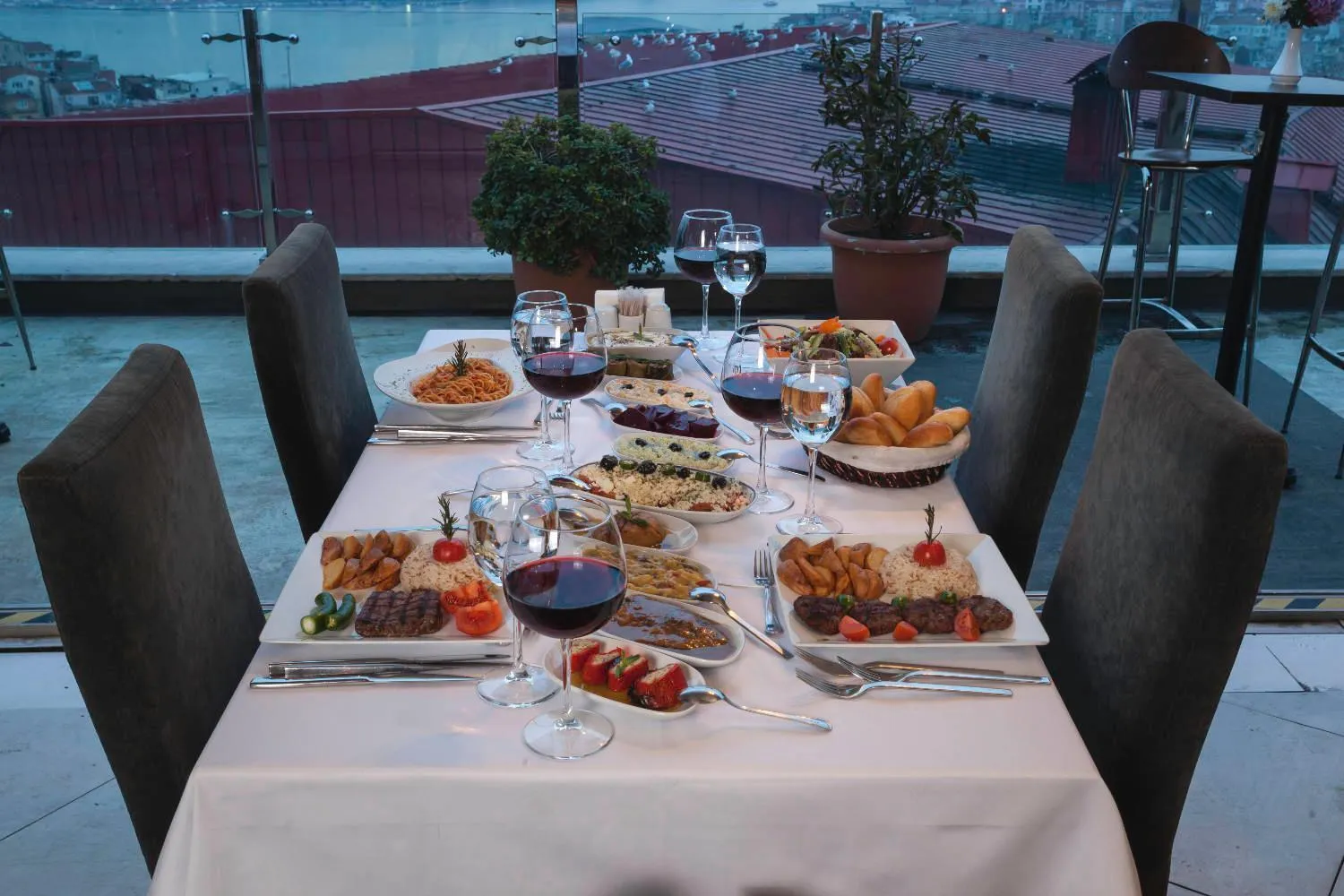 Restaurant/places to eat in Hotel Troya