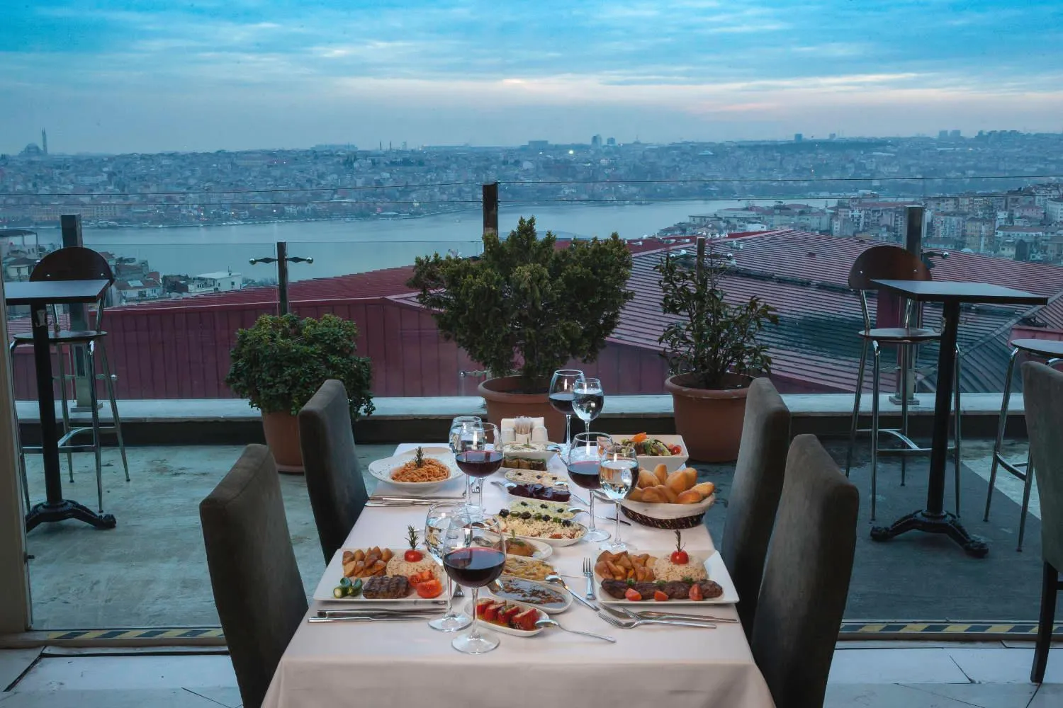 Restaurant/places to eat in Hotel Troya