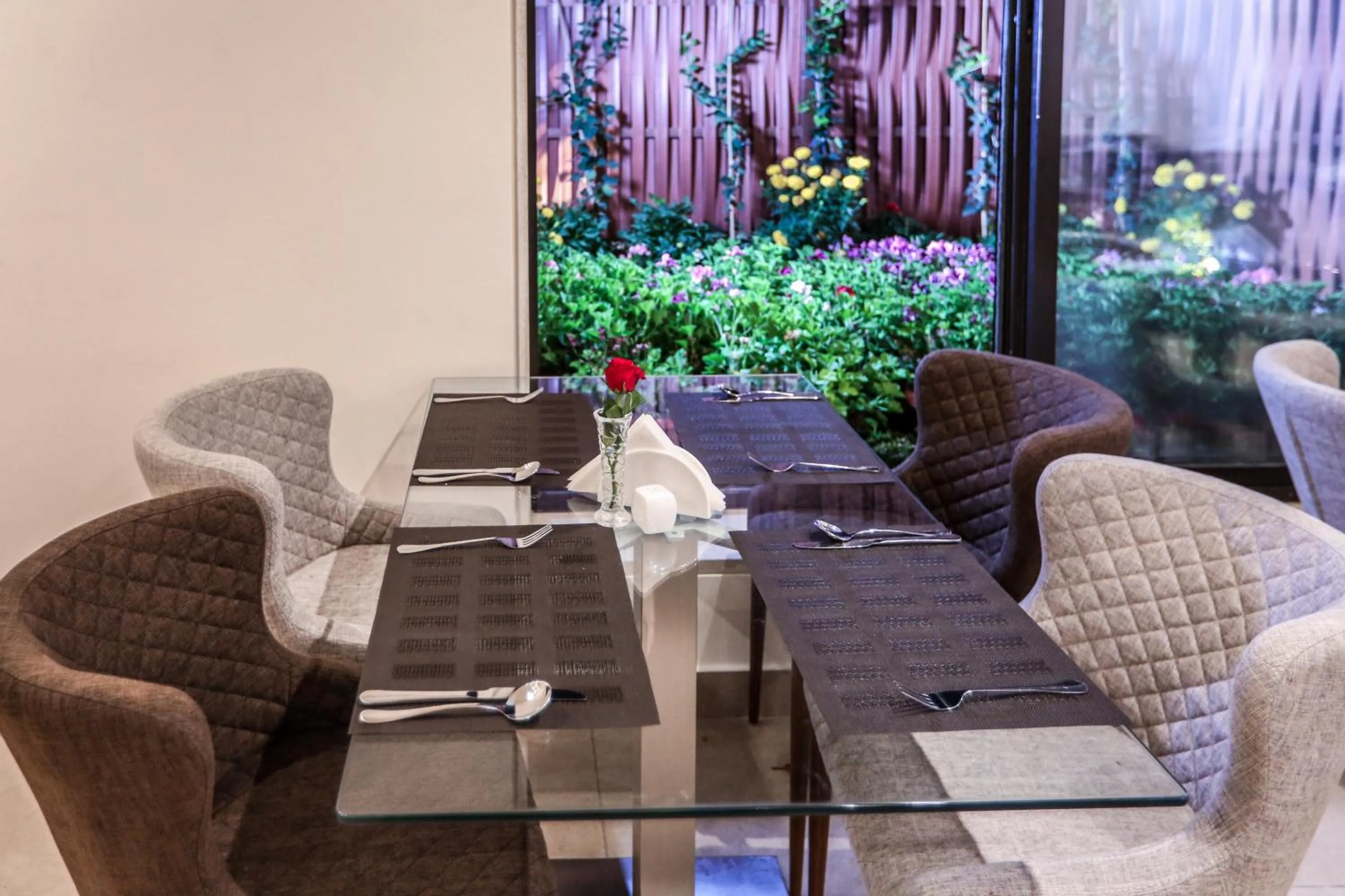 Restaurant/places to eat in Khuttar Apartment