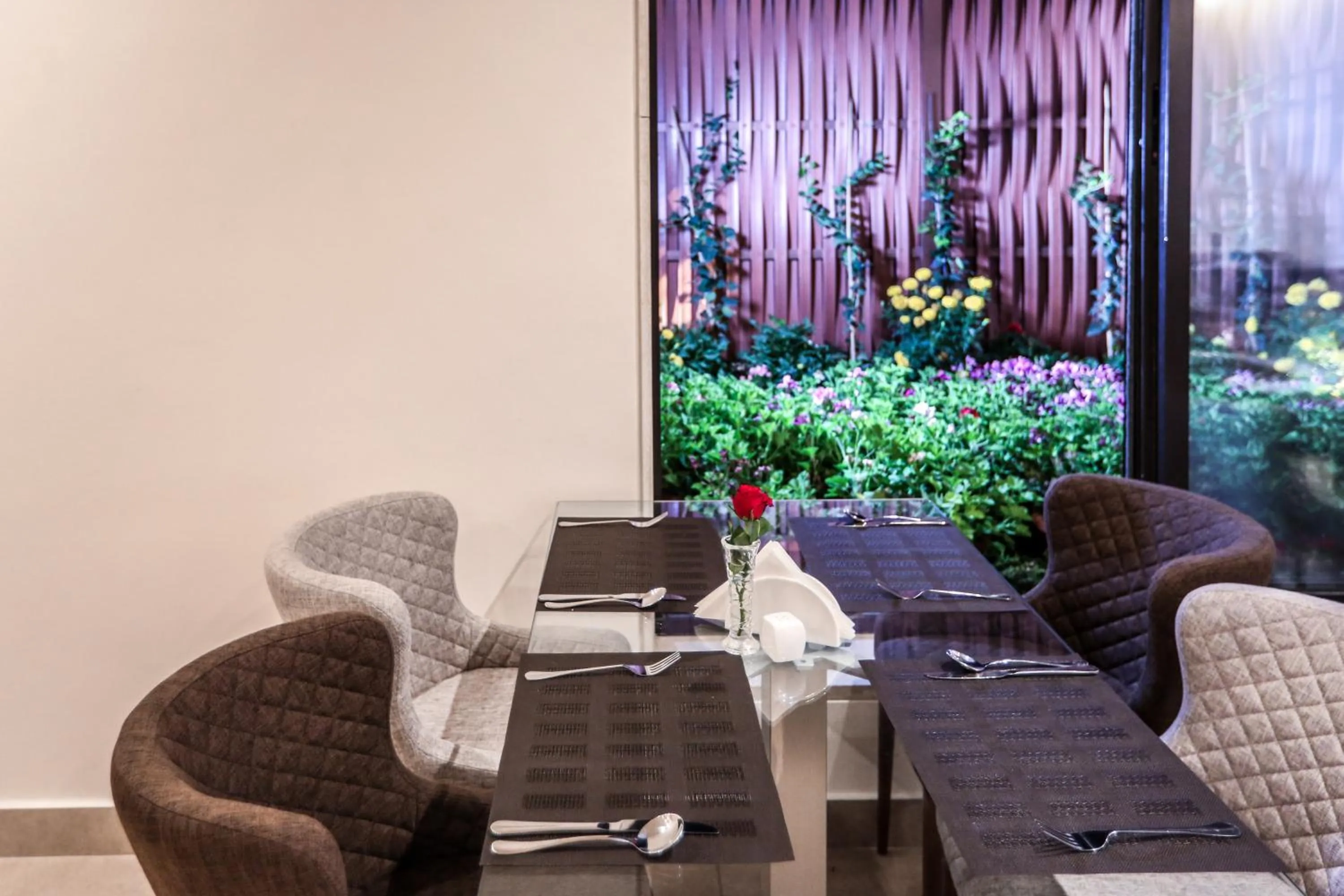 Restaurant/places to eat in Khuttar Apartment