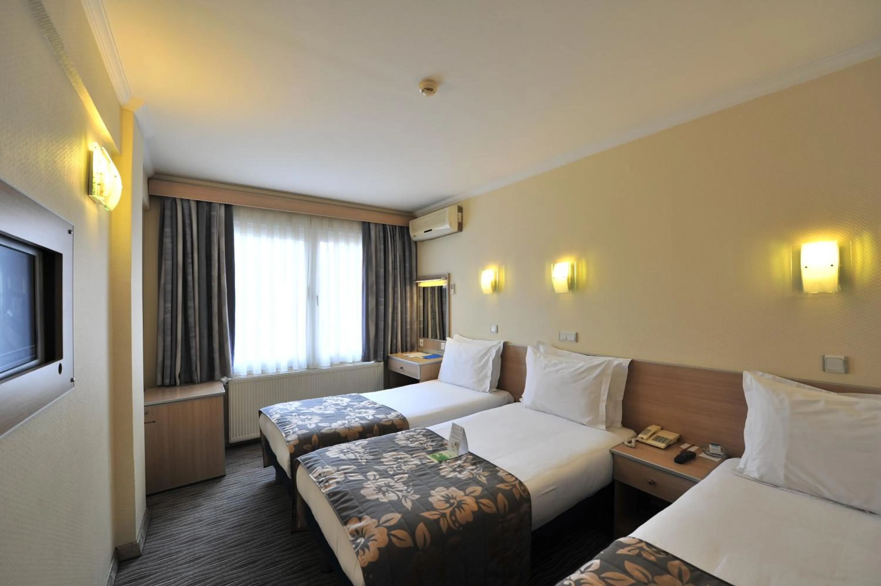 Bed in Hotel Olimpiyat