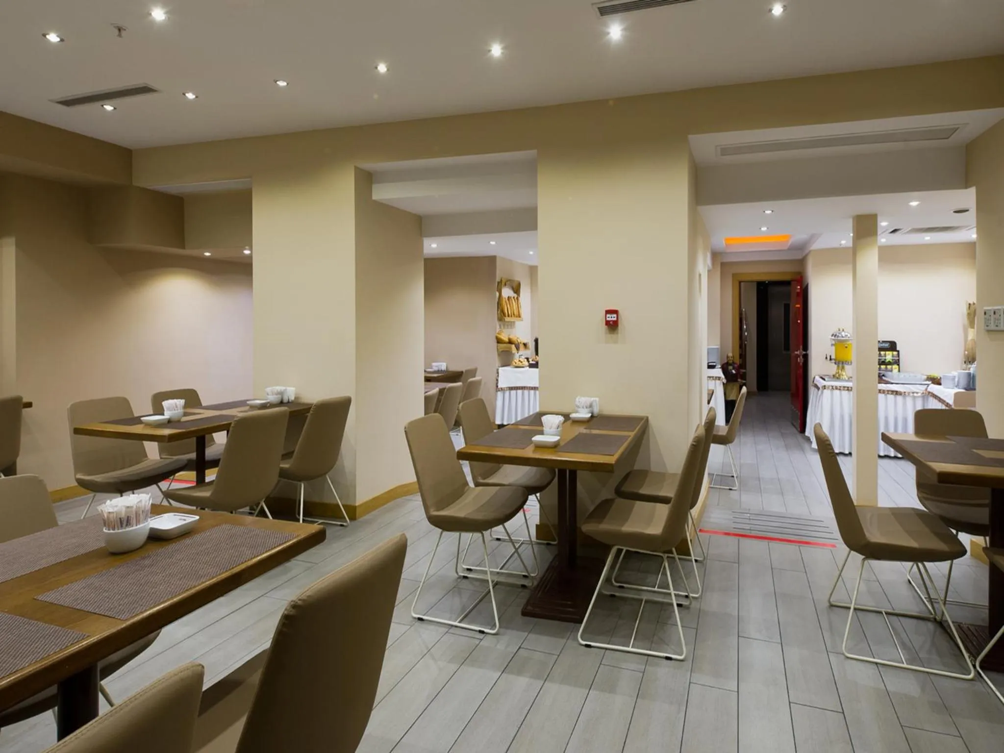 Restaurant/places to eat in Hotel Olimpiyat