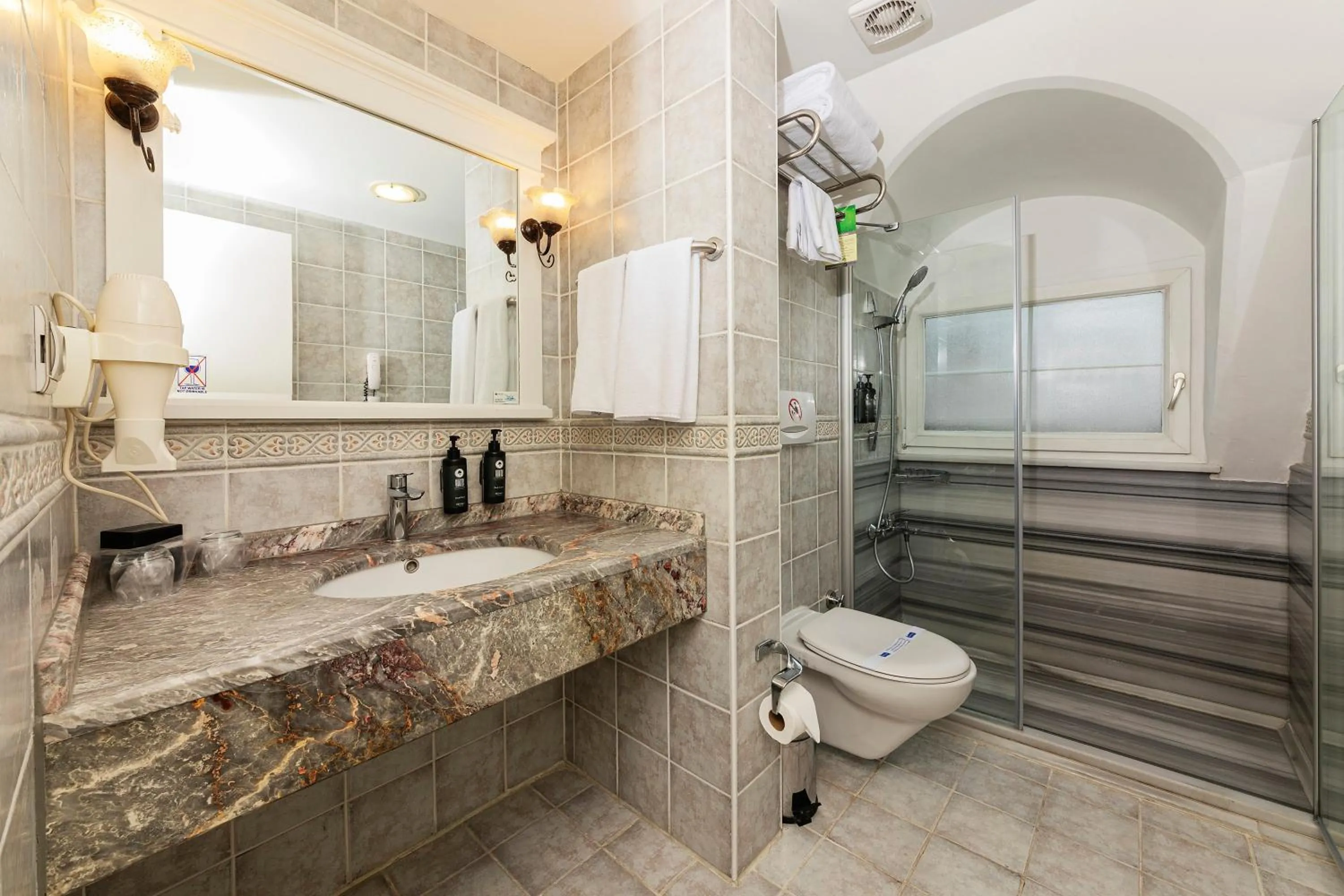 Shower in Hotel Yasmak Sultan