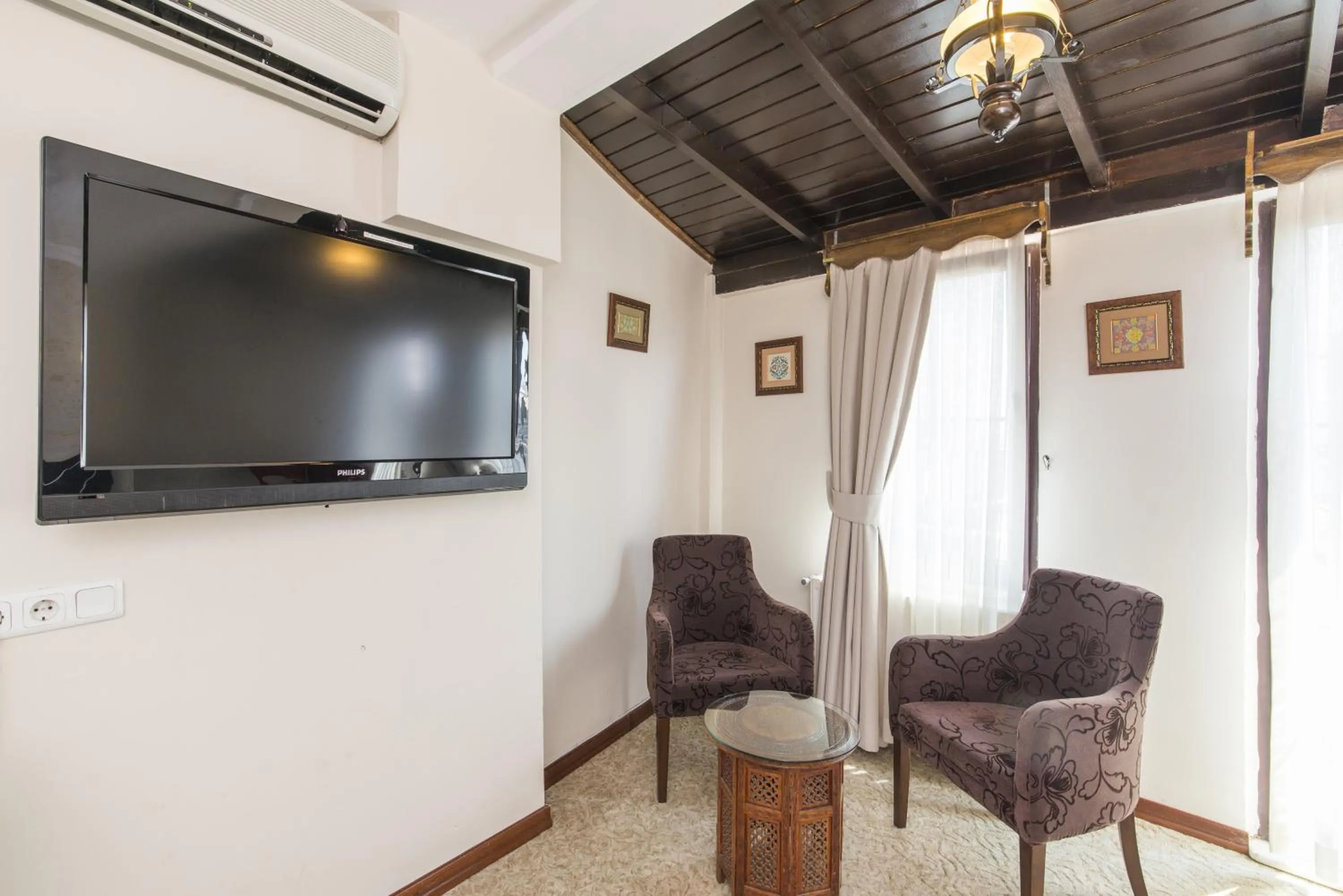 TV and multimedia in Naz Wooden House Inn