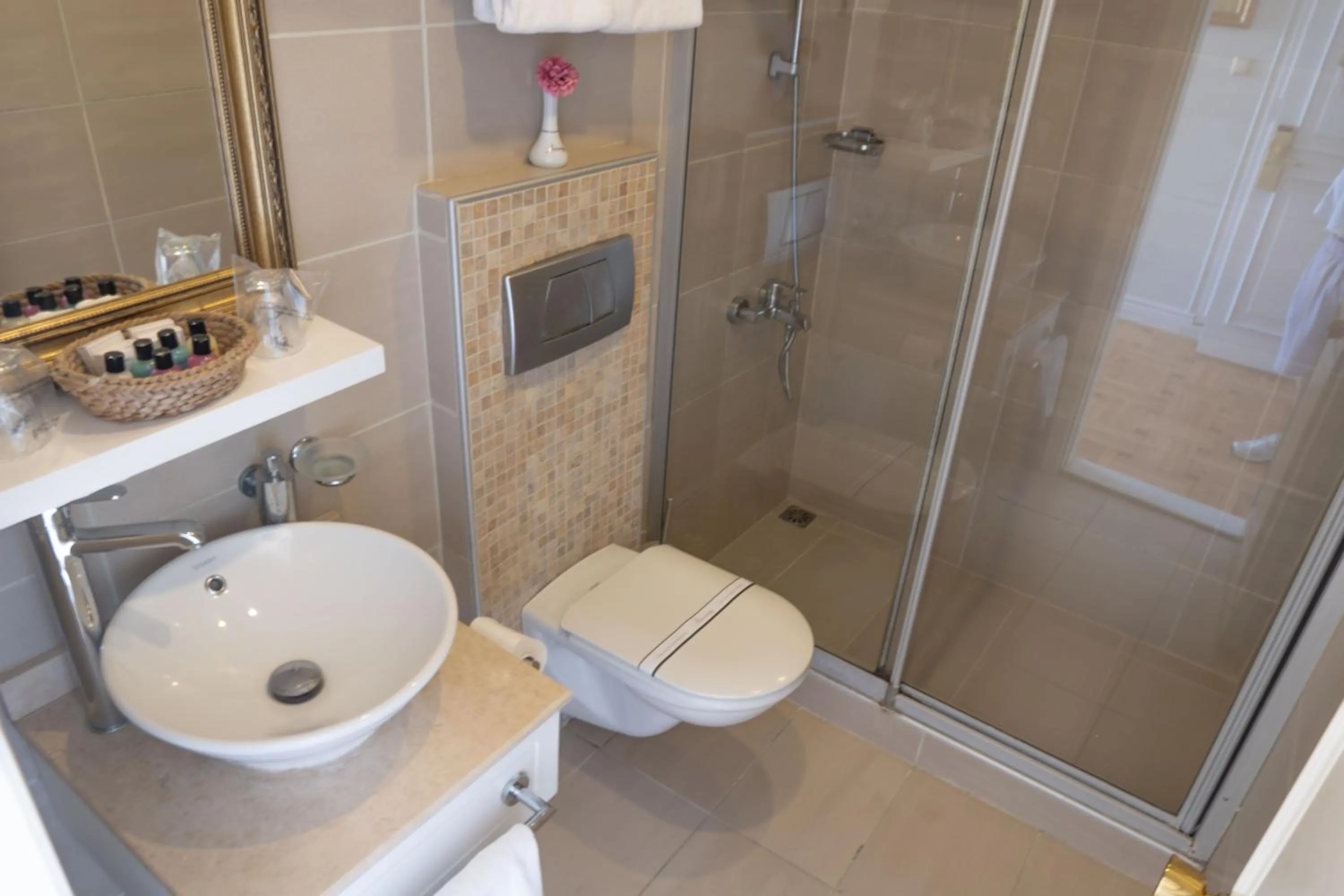 Shower in Avicenna Hotel Sultanahmet