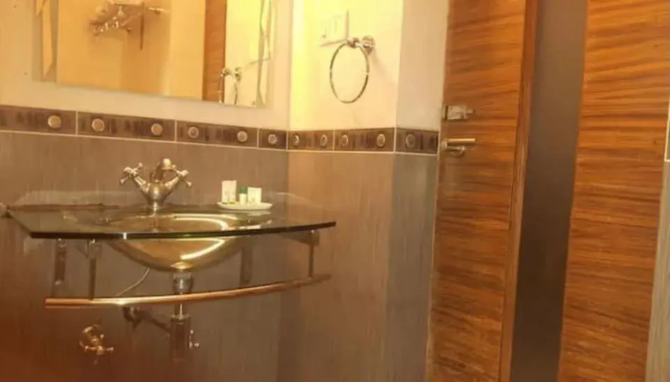 Bathroom in Hotel Asia Vaishnodevi By Geetanjali Group of Hotels Bathroom in Hotel Asia Vaishnodevi By Geetanjali Group of Hotels