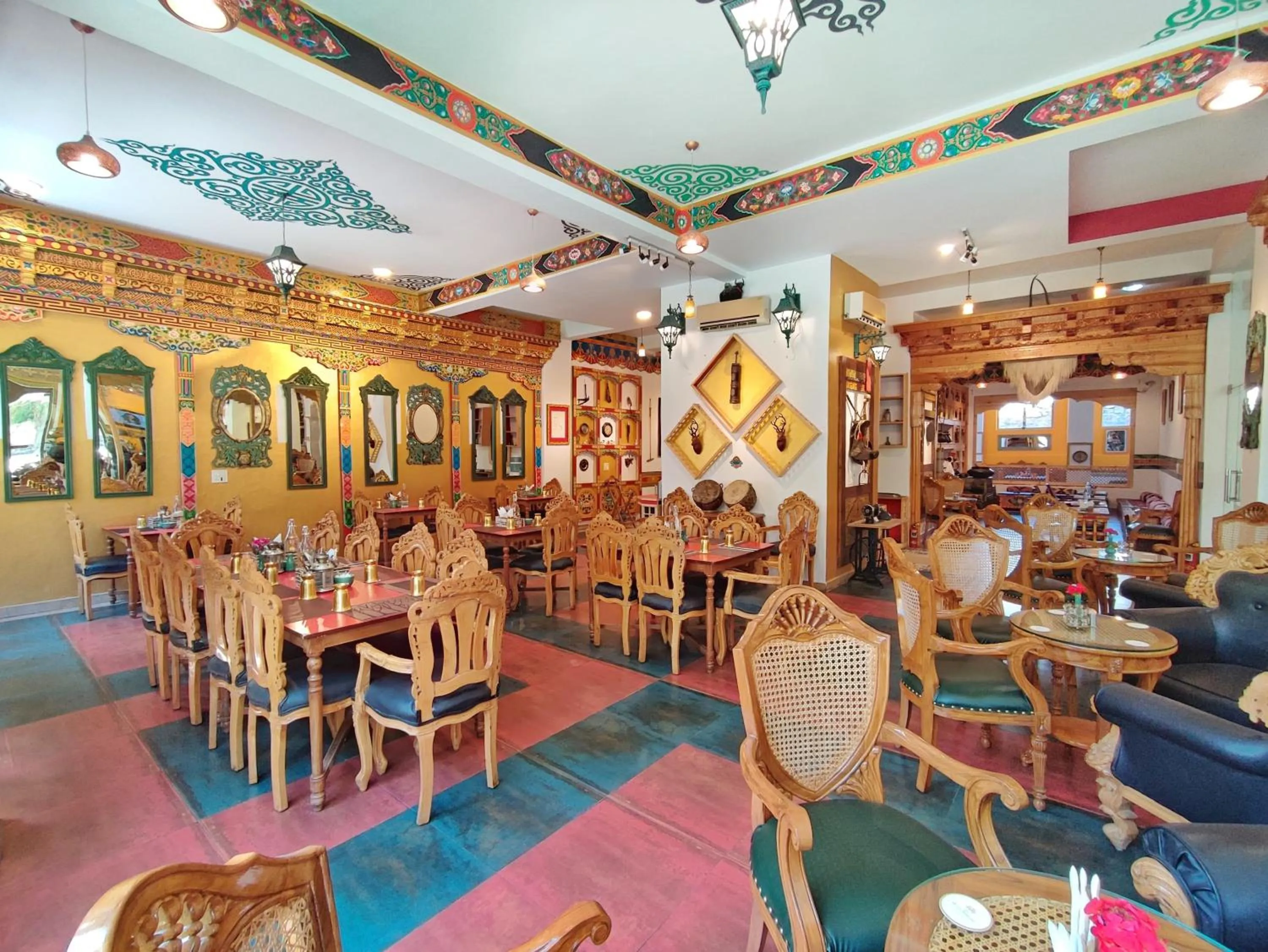 Restaurant/places to eat in Hotel Grand Himalaya