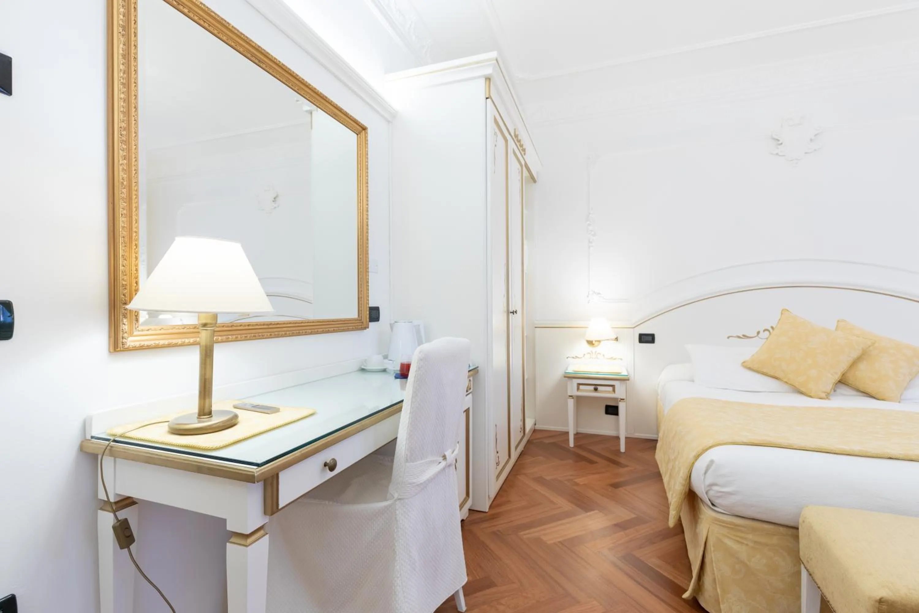 Bedroom, Bed in Hotel Croce Bianca