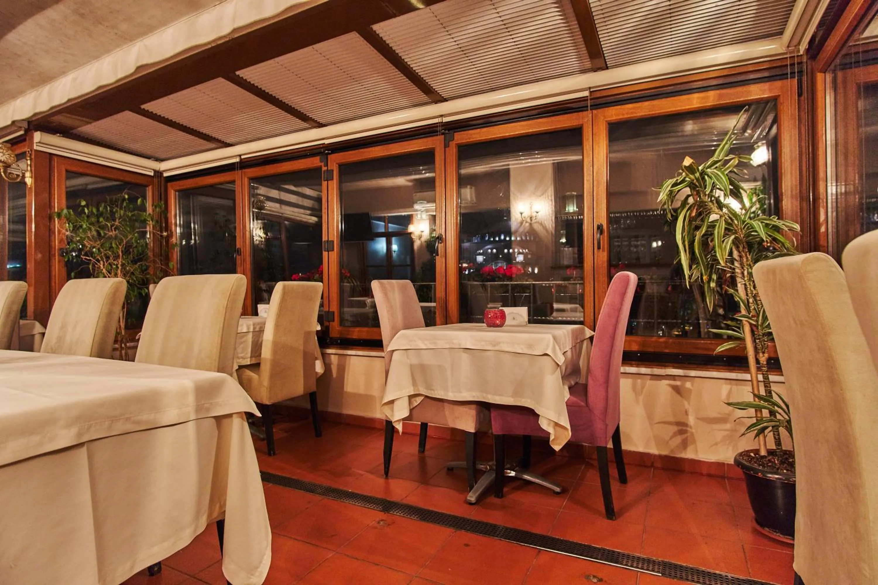 Restaurant/places to eat in Celal Sultan Hotel Special Class