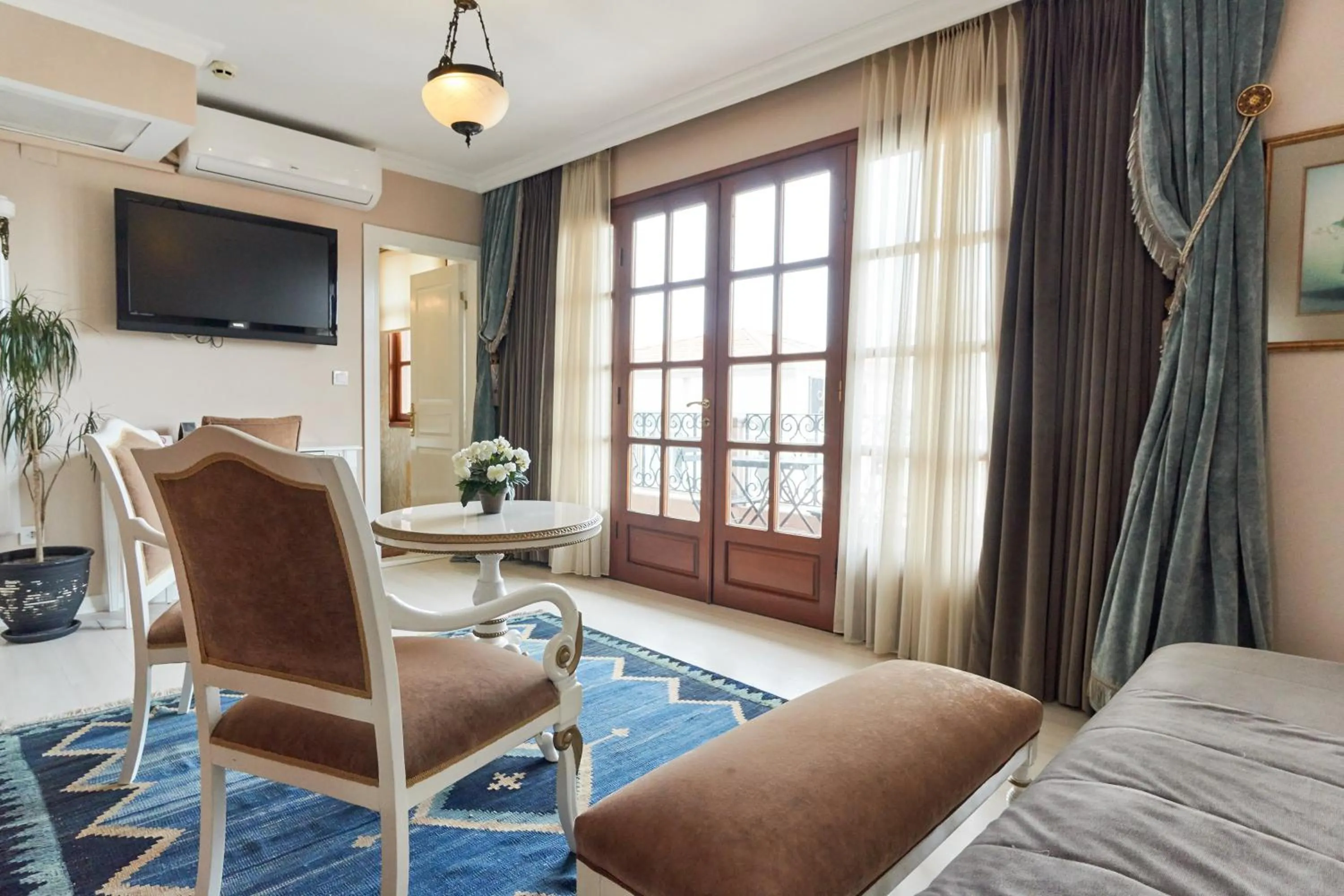 Decorative detail, Bed in Celal Sultan Hotel Special Class