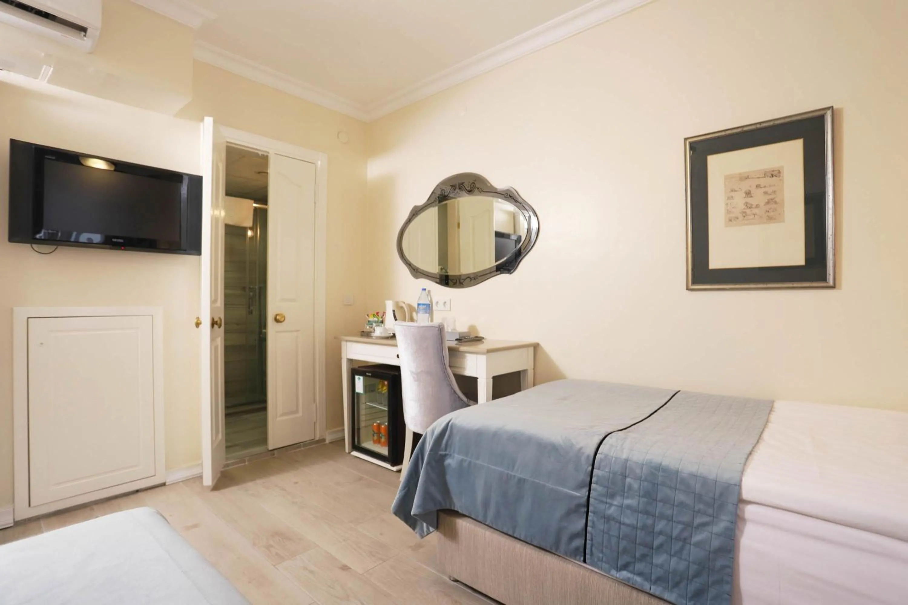 Bedroom, Bed in Celal Sultan Hotel Special Class