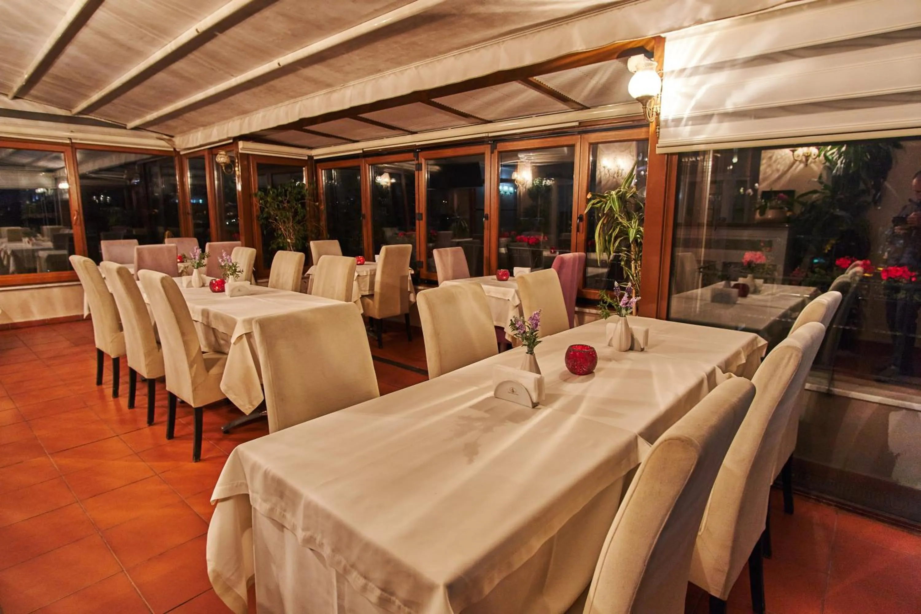 Restaurant/places to eat in Celal Sultan Hotel Special Class