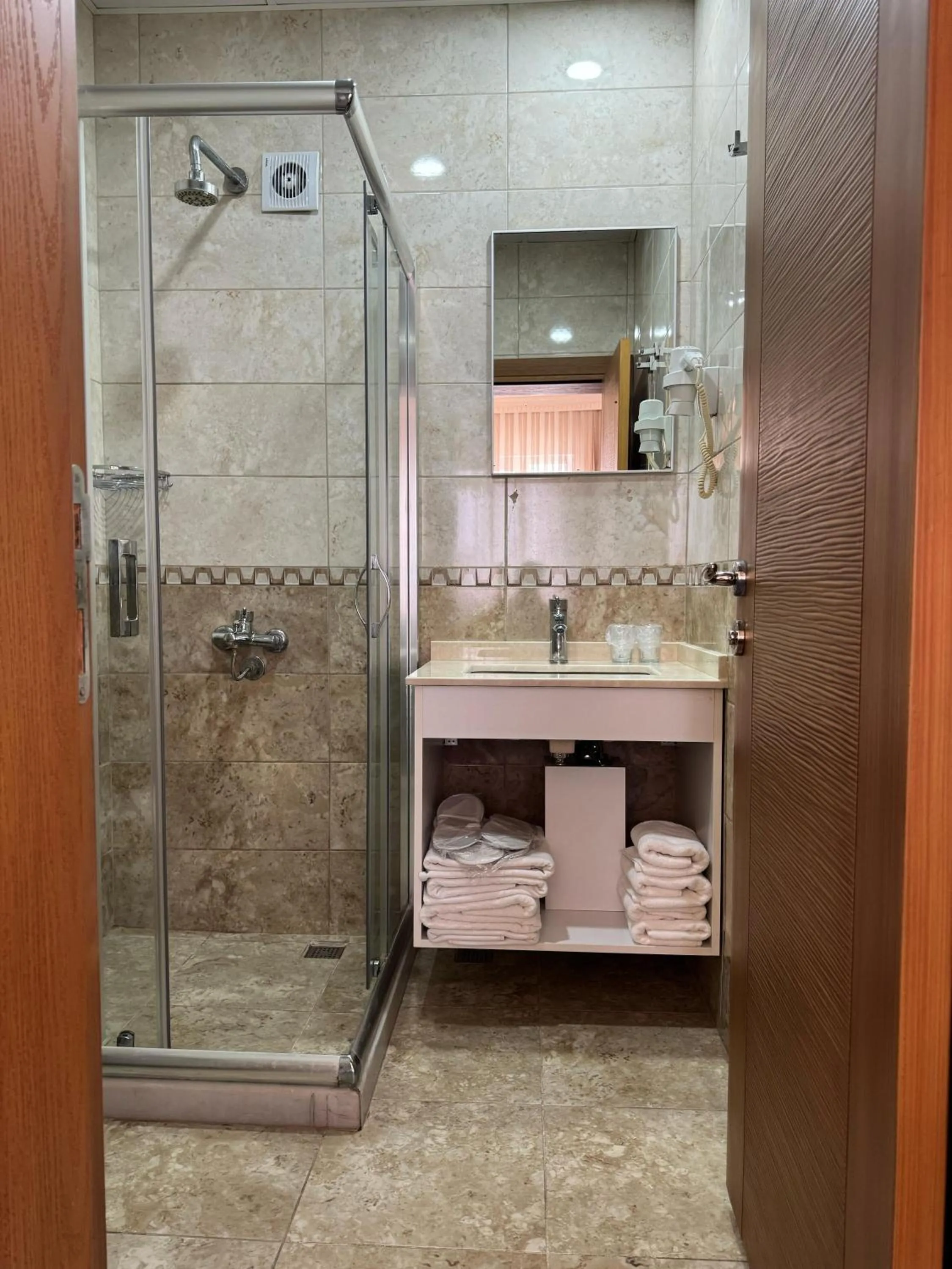 Shower in Hanedan Hotel