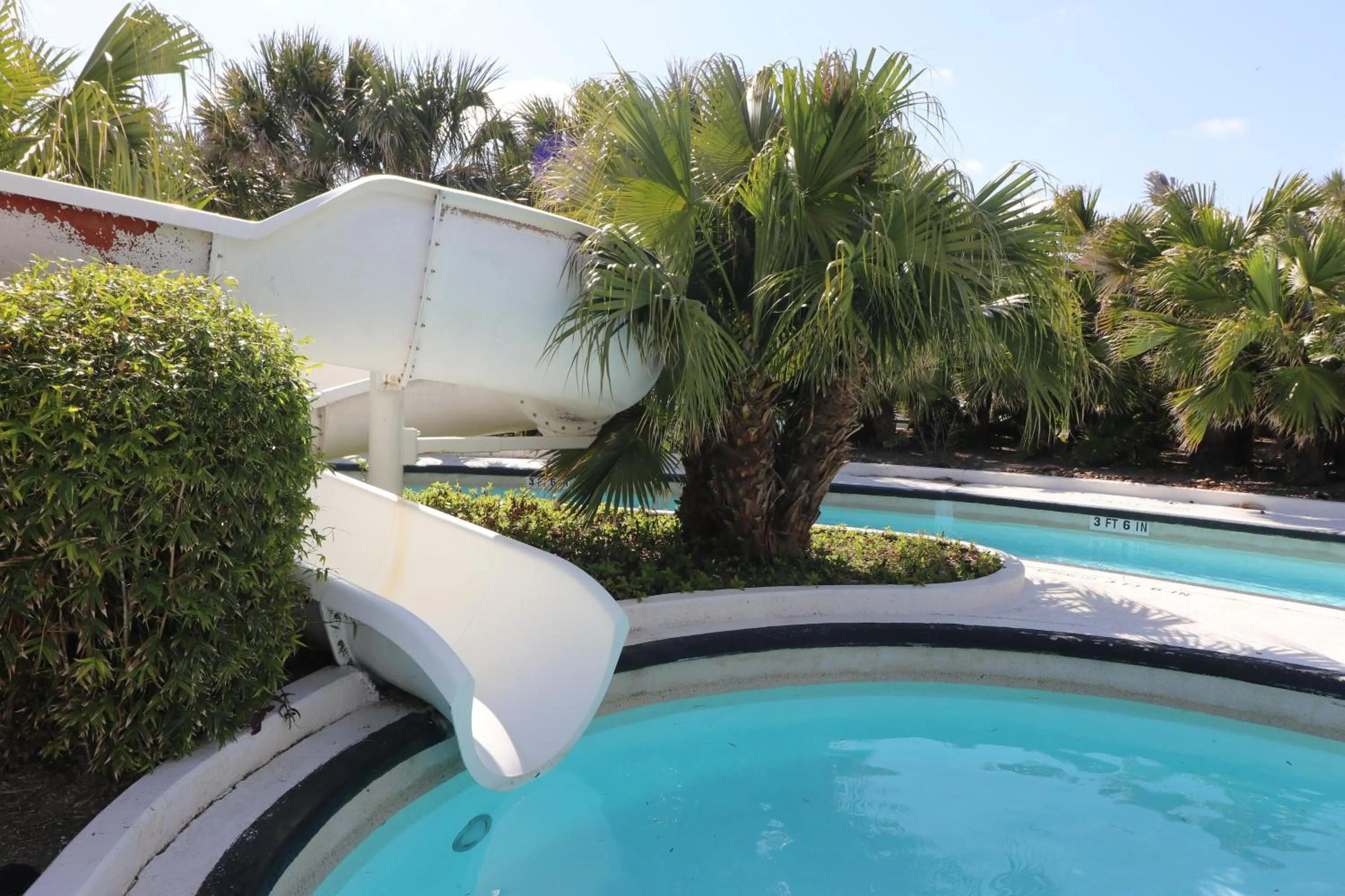Beachfront Laid Back and Luxurious Diamond Beach Condo - Amazing Pools Amenities